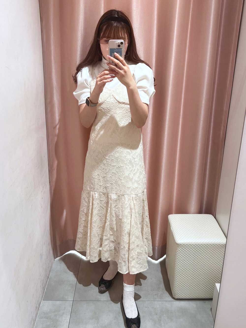 「春コーデ、春服コーデ、お花見コーデ、キレイめコーデ、オトナカワイイ、キレイめ、フェミニン、ホワイトコーデ、キャミワンピ、ナイスクラップ、骨格ナチュラル、高身長女子、高身長コーデ」|「one after another NICE CLAUPのイニシャル刺しゅうハイネックトップス(Tシャツ/カットソー、ホワイト系)」を使った、なぎなぎさん(レディース・164cm)の春コーディネートの4枚目の写真