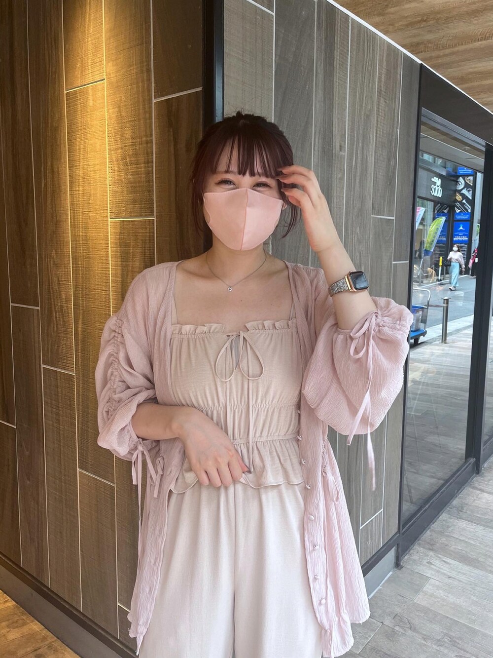 「オトナカジュアル、お出かけコーデ、骨格ナチュラル、高身長女子、高身長コーデ、ピンクコーデ、nice claup、ナイスクラップ、サンダル、サロペット、オールインワン、シアー、羽織り、お団子ヘアー、ラフコーデ」|「one after another NICE CLAUPの袖ドロストシアープリーツブラウス(シャツ/ブラウス、ピンク系)」を使った、なぎなぎさん(レディース・164cm)の夏コーディネートの2枚目の写真