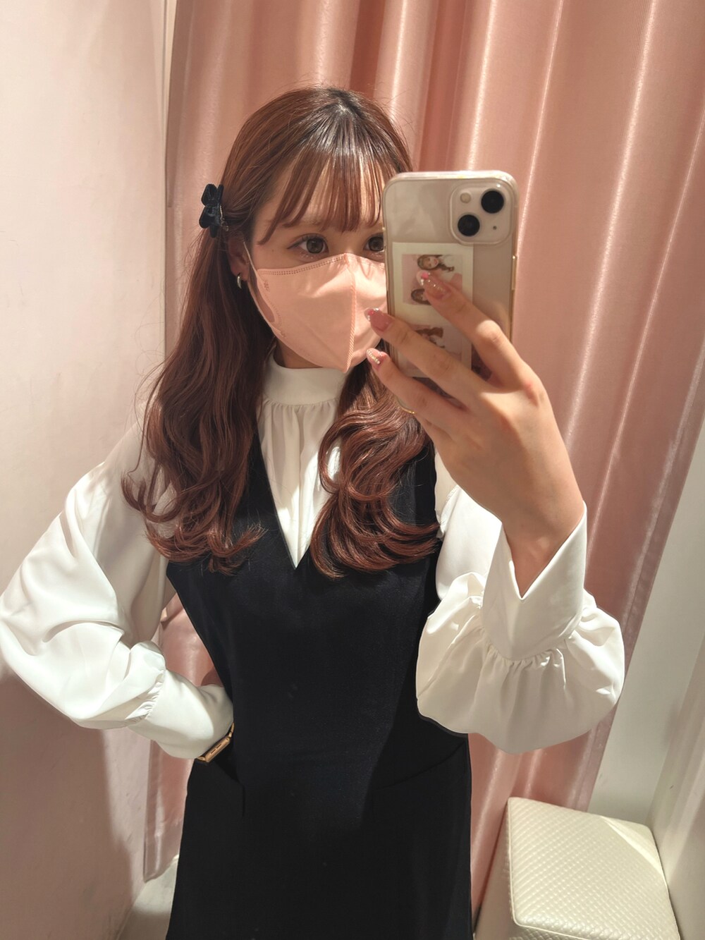 「キレイめ、オトナカワイイ、春服、キャミワンピ、デートコーデ、モノトーン、モノトーンコーデ、ボウタイブラウス、ブラウス、ロングブーツ、ナイスクラップ、骨格ナチュラル、ミニワンピ、ワンピース」｜「one after another NICE CLAUPの1枚でコーディネートが決まる/ボウタイブラウス＋ジャンスカセット（ワンピース、ブラック系）」を使った、なぎなぎさん（レディース・164cm）の春コーディネートの4枚目の写真