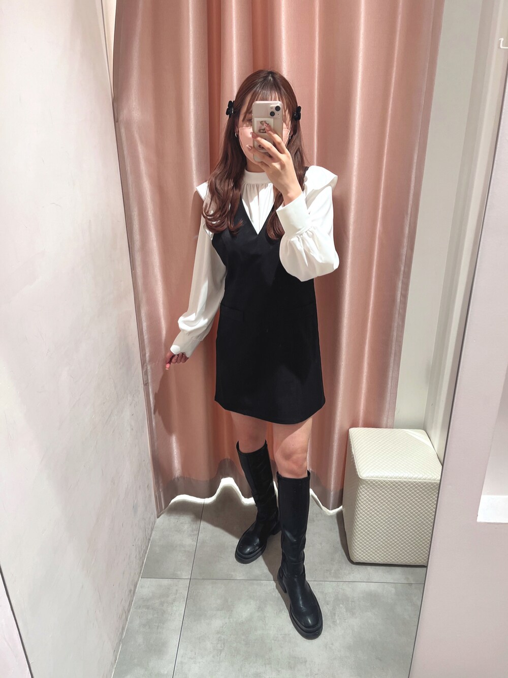 「キレイめ、オトナカワイイ、春服、キャミワンピ、デートコーデ、モノトーン、モノトーンコーデ、ボウタイブラウス、ブラウス、ロングブーツ、ナイスクラップ、骨格ナチュラル、ミニワンピ、ワンピース」｜「one after another NICE CLAUPの1枚でコーディネートが決まる/ボウタイブラウス＋ジャンスカセット（ワンピース、ブラック系）」を使った、なぎなぎさん（レディース・164cm）の春コーディネートの2枚目の写真