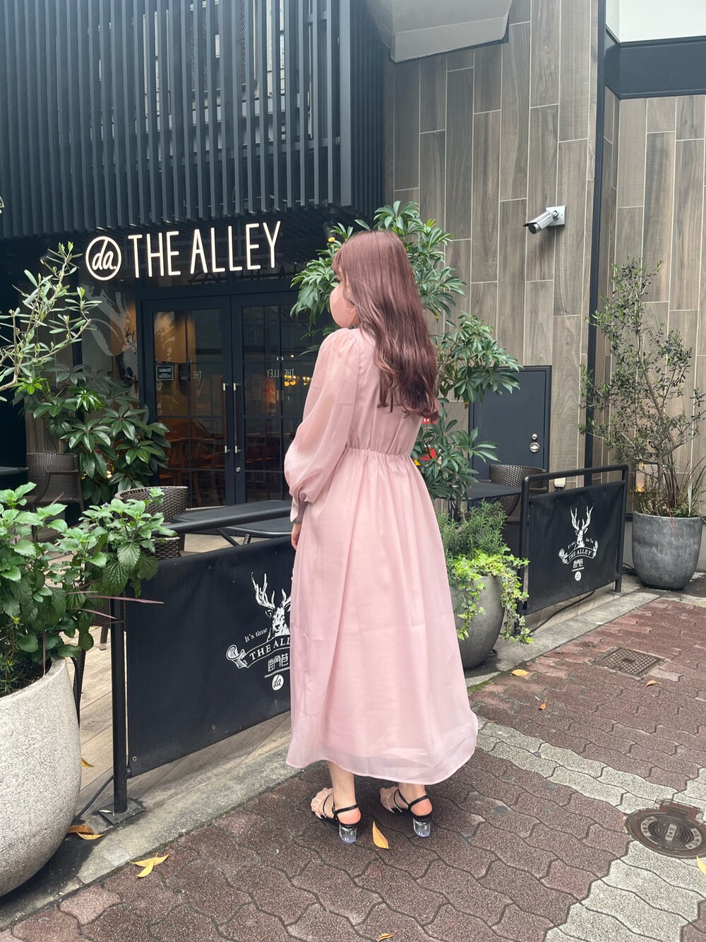 「春服、春夏コーデ、お花見、ピンク、大人女子、高身長コーデ、高身長女子、ナイスクラップ、骨格ナチュラル、ワンピース、ピンクコーデ、大人かわいい、ボウタイ、サンダル」｜「one after another NICE CLAUPの【スタッフ考案】ボウタイロングワンピース（ワンピース、ピンク系）」を使った、なぎなぎさん（レディース・164cm）の春コーディネートの2枚目の写真