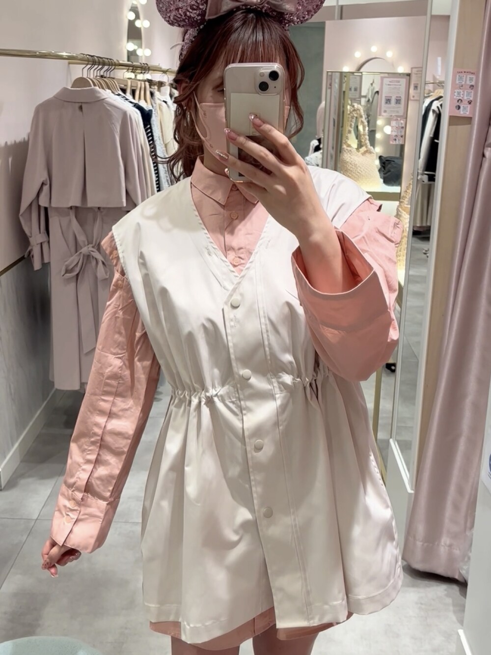 「春服、春アウター、マウンテンパーカー、ナイスクラップ、ディズニーコーデ、ディズニー、骨格ナチュラル、高身長コーデ、アウター、マンパ」｜「one after another NICE CLAUPのショートにもジレにもなる/マルチウェイマウンテンパーカー（マウンテンパーカー、ベージュ系）」を使った、なぎなぎさん（レディース・164cm）の春コーディネートの4枚目の写真
