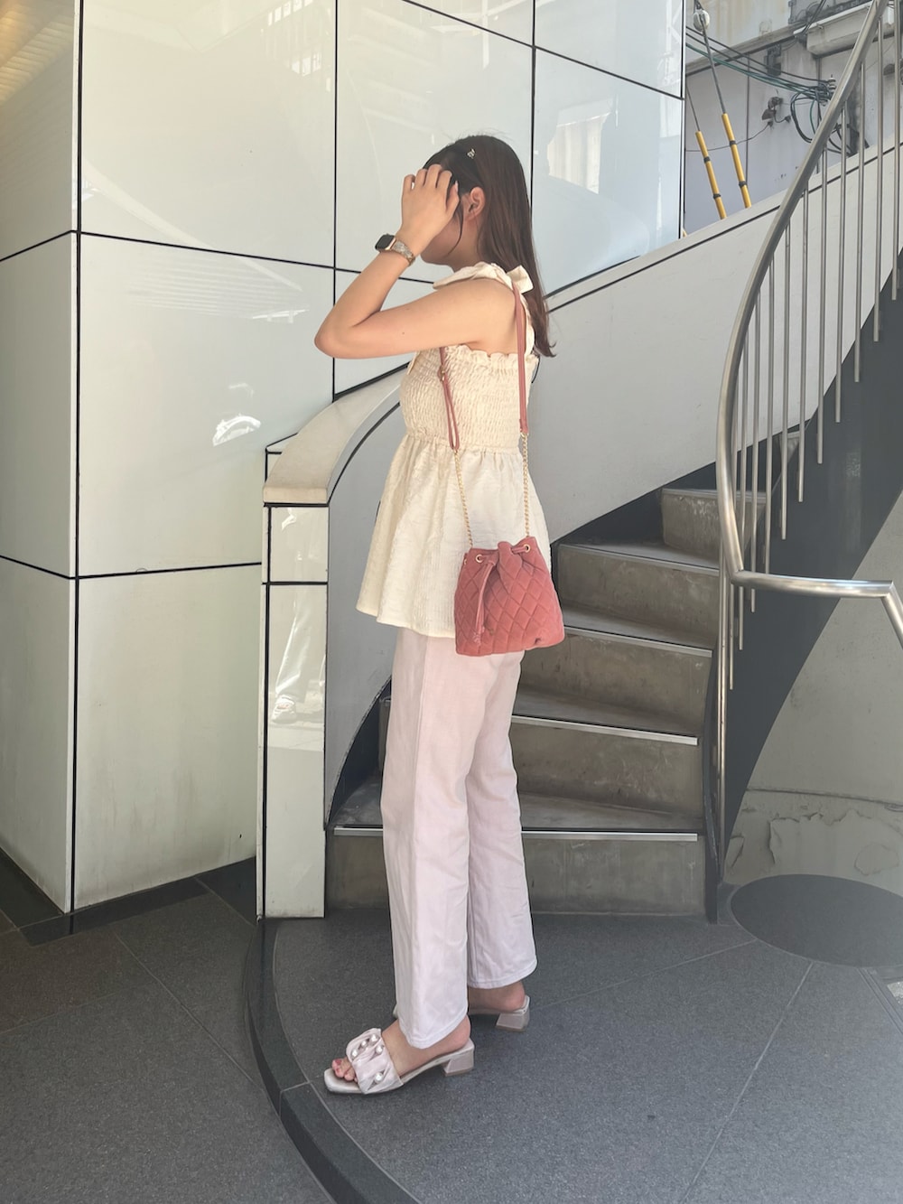 「夏コーデ、ラクチンコーデ、ビスチェ、大人かわいい、高身長コーデ、デニムコーデ、デニム、ナイスクラップ、nice claup、骨格ナチュラル、ピンクデニム、高身長女子、サンダル、ピンク」｜「one after another NICE CLAUPの再入荷/肩リボンシャーリングキャミビスチェ/WEB限定色あり（キャミソール、ホワイト系）」を使った、なぎなぎさん（レディース・164cm）の夏コーディネートの2枚目の写真