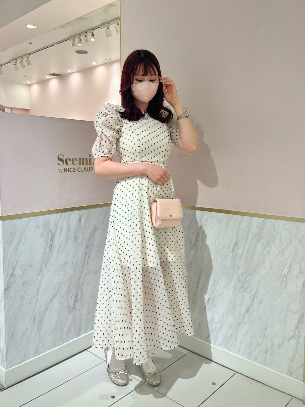 「大人かわいい、春夏コーデ、夏コーデ、キレイめ、大人可愛い、ワンピース、花柄、シースルー、パフスリーブ、ナイスクラップ、nice claup、高身長女子、高身長コーデ、パール、ロングワンピース」｜「one after another NICE CLAUPの【one-piece collection】袖コンシャスバックリボンワンピース（ワンピース、ホワイト系）」を使った、なぎなぎさん（レディース・164cm）の春コーディネートの3枚目の写真