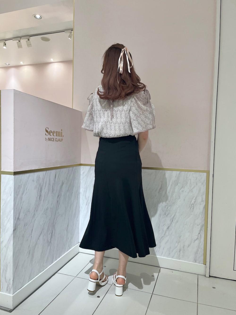 「春コーデ、大人女子、大人ガーリー、大人かわいい、夏コーデ、肌見せ、骨格ナチュラル、ナイスクラップ、nice claup、マーメイドスカート、高身長女子、高身長コーデ、ブラウス、花柄、サンダル」｜「one after another NICE CLAUPの肩あき/マルチWAY/プリーツブラウス（シャツ/ブラウス、ベージュ系）」を使った、なぎなぎさん（レディース・164cm）の春コーディネートの2枚目の写真