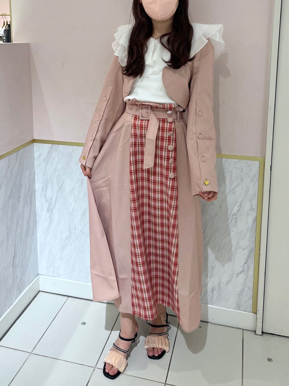 「春、オトナ女子、オトナカワイイ、キレイめコーデ、フェミニン、ピンクコーデ、ワントーンコーデ、ナイスクラップ、骨格ナチュラル、高身長女子、高身長コーデ、参戦服、ジャケット、ピンク、襟付きトップス」|「one after another NICE CLAUPの【スタッフ考案】ハートボタンショートジャケット(ノーカラージャケット、ピンク系)」を使った、なぎなぎさん(レディース・164cm)の春コーディネートの2枚目の写真