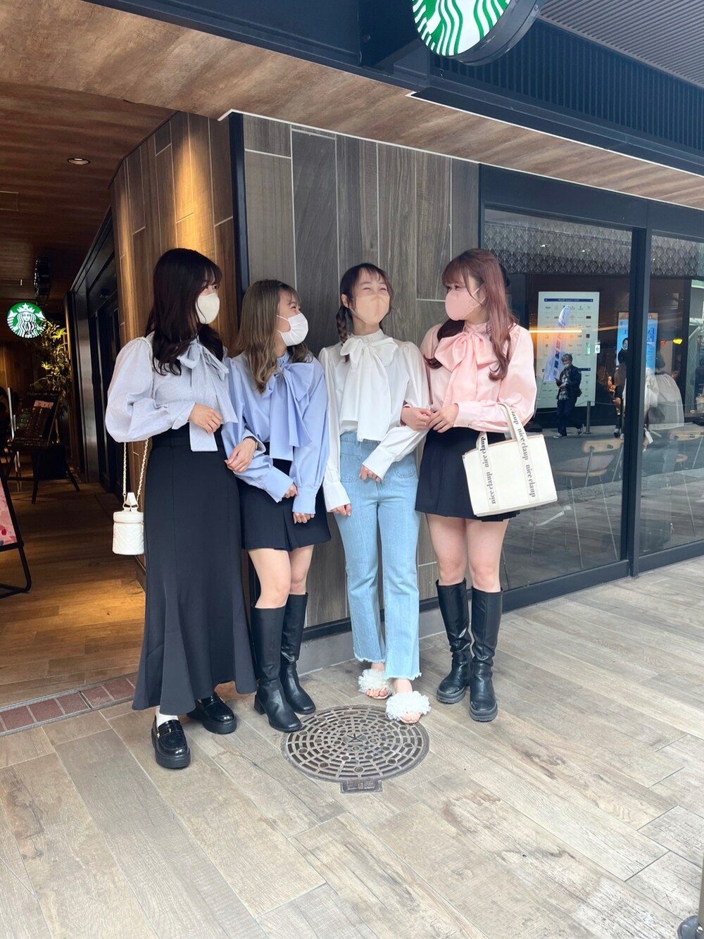 「春、春コーデ、大人かわいい、春カラー、大人ガーリー、ブラウス、ボウタイブラウス、ナイスクラップ、高身長女子、高身長コーデ、ミニスカート、ロングブーツ」|「one after another NICE CLAUPのヴィンテージガーリーなスタイリングに/刺繍ボウタイブラウス(シャツ/ブラウス、ピンク系)」を使った、なぎなぎさん(レディース・164cm)の春コーディネートの4枚目の写真