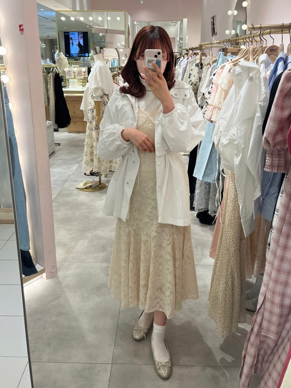 「春コーデ、オトナ女子、お出かけコーデ、大人女子、春、ホワイトコーデ、マンパ、マウンテンパーカー、キャミワンピ、ナイスクラップ、nice claup、高身長女子、高身長コーデ」｜「one after another NICE CLAUPのショートにもジレにもなる/マルチウェイマウンテンパーカー（マウンテンパーカー、ホワイト系）」を使った、なぎなぎさん（レディース・164cm）の春コーディネートの4枚目の写真