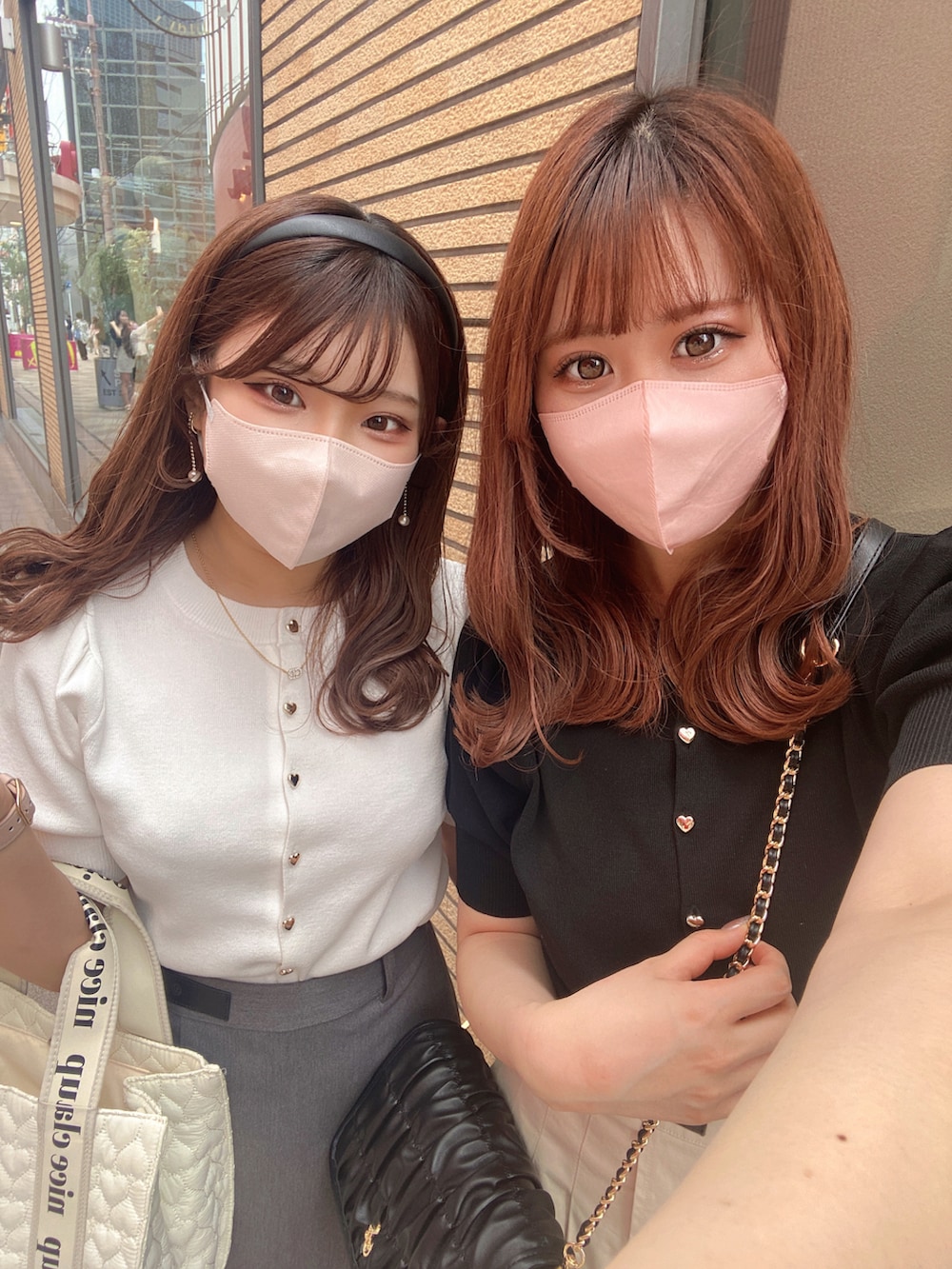 「夏コーデ、サンダルコーデ、モノトーン、モノトーンコーデ、ナイスクラップ、nice claup、骨格ナチュラル、高身長女子、高身長コーデ、ミニスカート、ショルダーバッグ、トートバッグ、サマーニット、カーディガン、カチューシャ」｜「one after another NICE CLAUPのハートボタン前後2wayニット（カーディガン/ボレロ、ホワイト系）」を使った、なぎなぎさん（レディース・164cm）の夏コーディネートの2枚目の写真