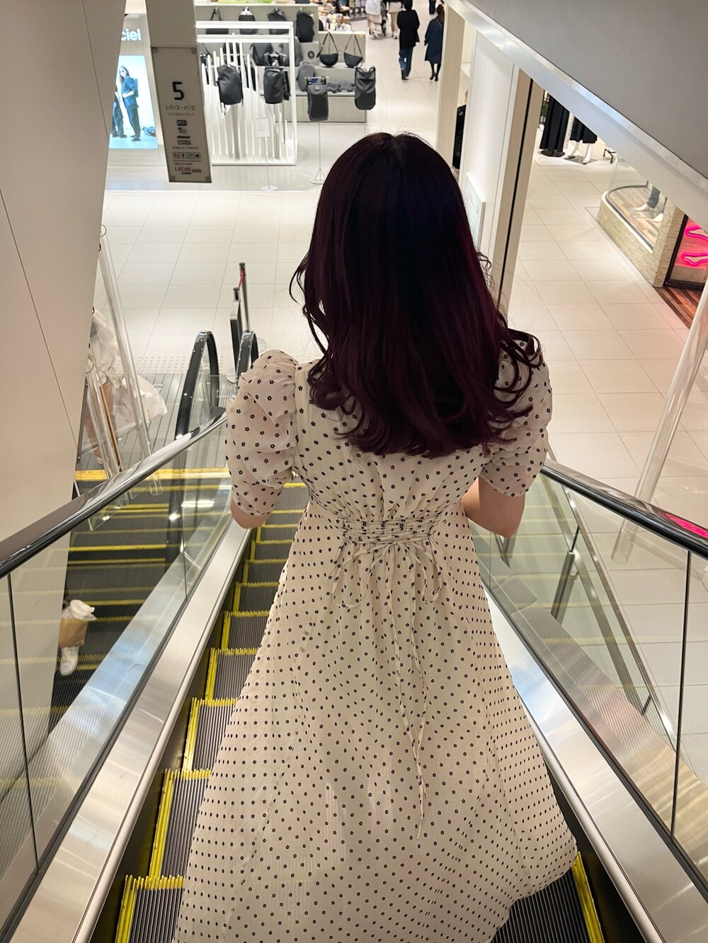 「大人かわいい、春夏コーデ、夏コーデ、キレイめ、大人可愛い、ワンピース、花柄、シースルー、パフスリーブ、ナイスクラップ、nice claup、高身長女子、高身長コーデ、パール、ロングワンピース」｜「one after another NICE CLAUPの【one-piece collection】袖コンシャスバックリボンワンピース（ワンピース、ホワイト系）」を使った、なぎなぎさん（レディース・164cm）の春コーディネートの5枚目の写真