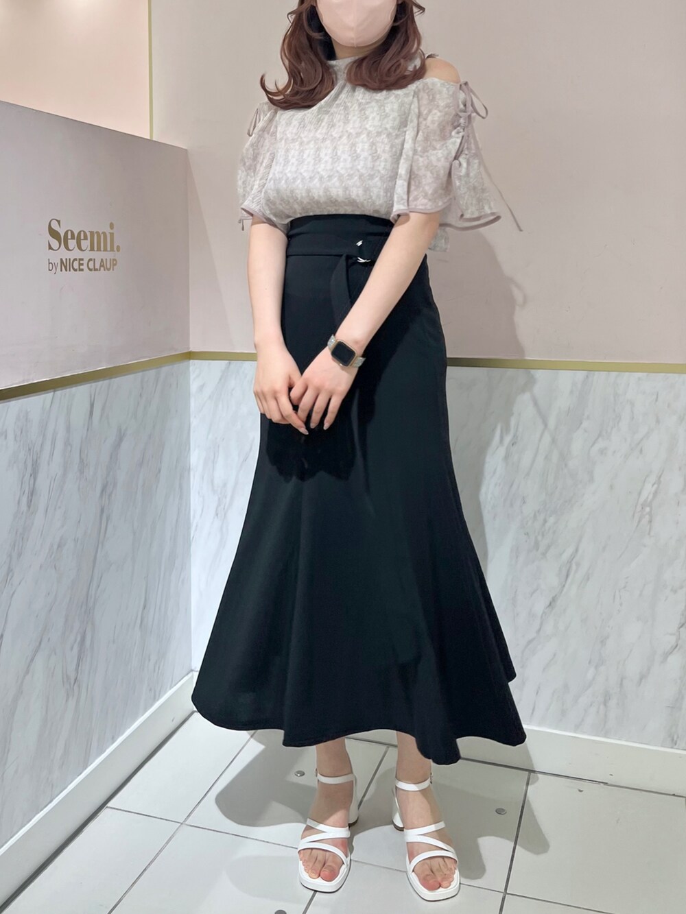 「春コーデ、大人女子、大人ガーリー、大人かわいい、夏コーデ、肌見せ、骨格ナチュラル、ナイスクラップ、nice claup、マーメイドスカート、高身長女子、高身長コーデ、ブラウス、花柄、サンダル」｜「one after another NICE CLAUPの肩あき/マルチWAY/プリーツブラウス（シャツ/ブラウス、ベージュ系）」を使った、なぎなぎさん（レディース・164cm）の春コーディネートの3枚目の写真