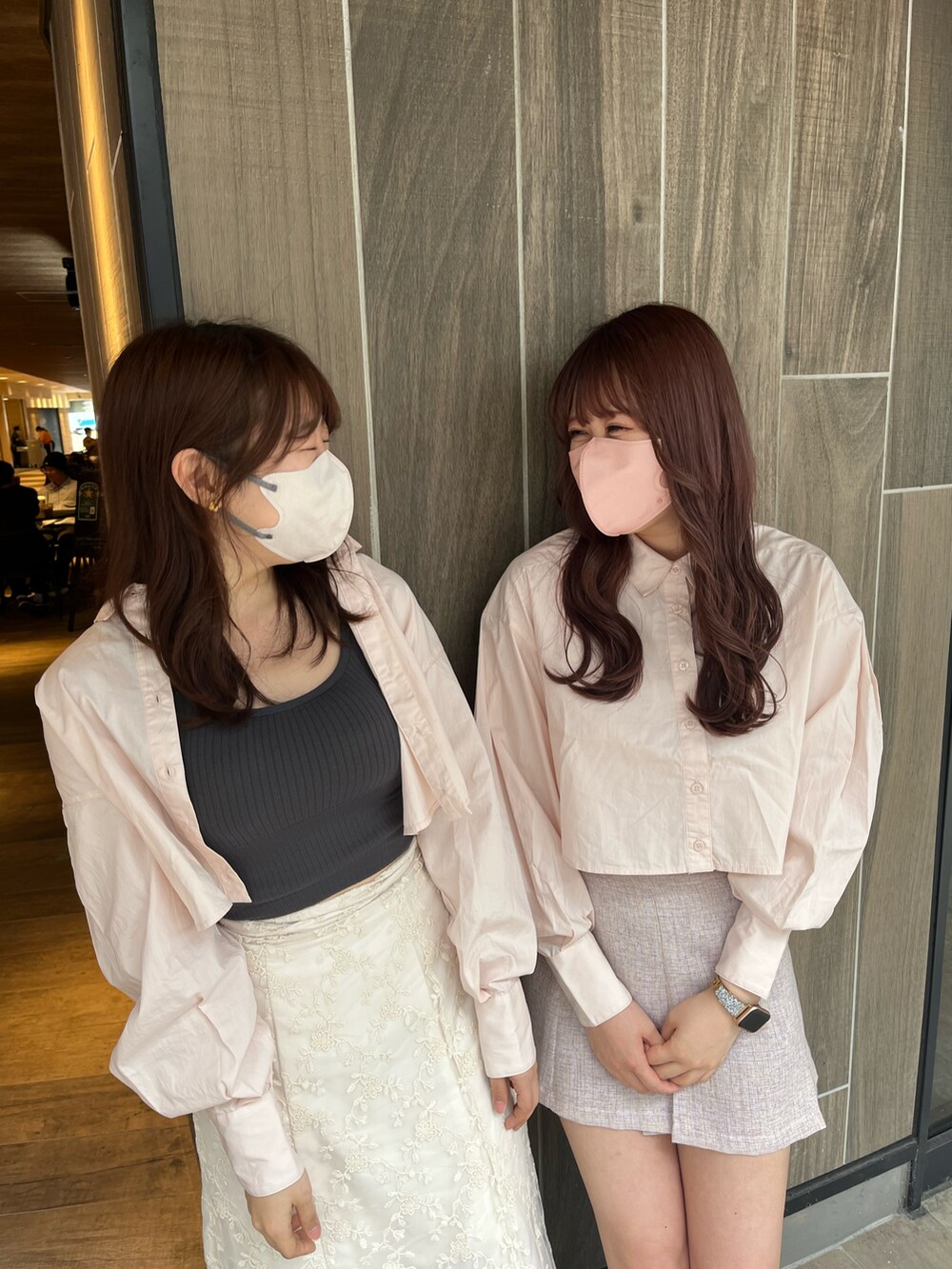 「春カラー、オトナ女子、カジュアルコーデ、春コーデ、シンプルスタイル、春、淡色コーデ、骨格ナチュラル、着回しコーデ、高身長女子、高身長コーデ、ナイスクラップ、ピンクコーデ、シャツスタイル、シャツ」|「one after another NICE CLAUPのワンポイント刺繍クロップドシャツ 2023SS(シャツ/ブラウス、ピンク系)」を使った、なぎなぎさん(レディース・164cm)の春コーディネートの3枚目の写真