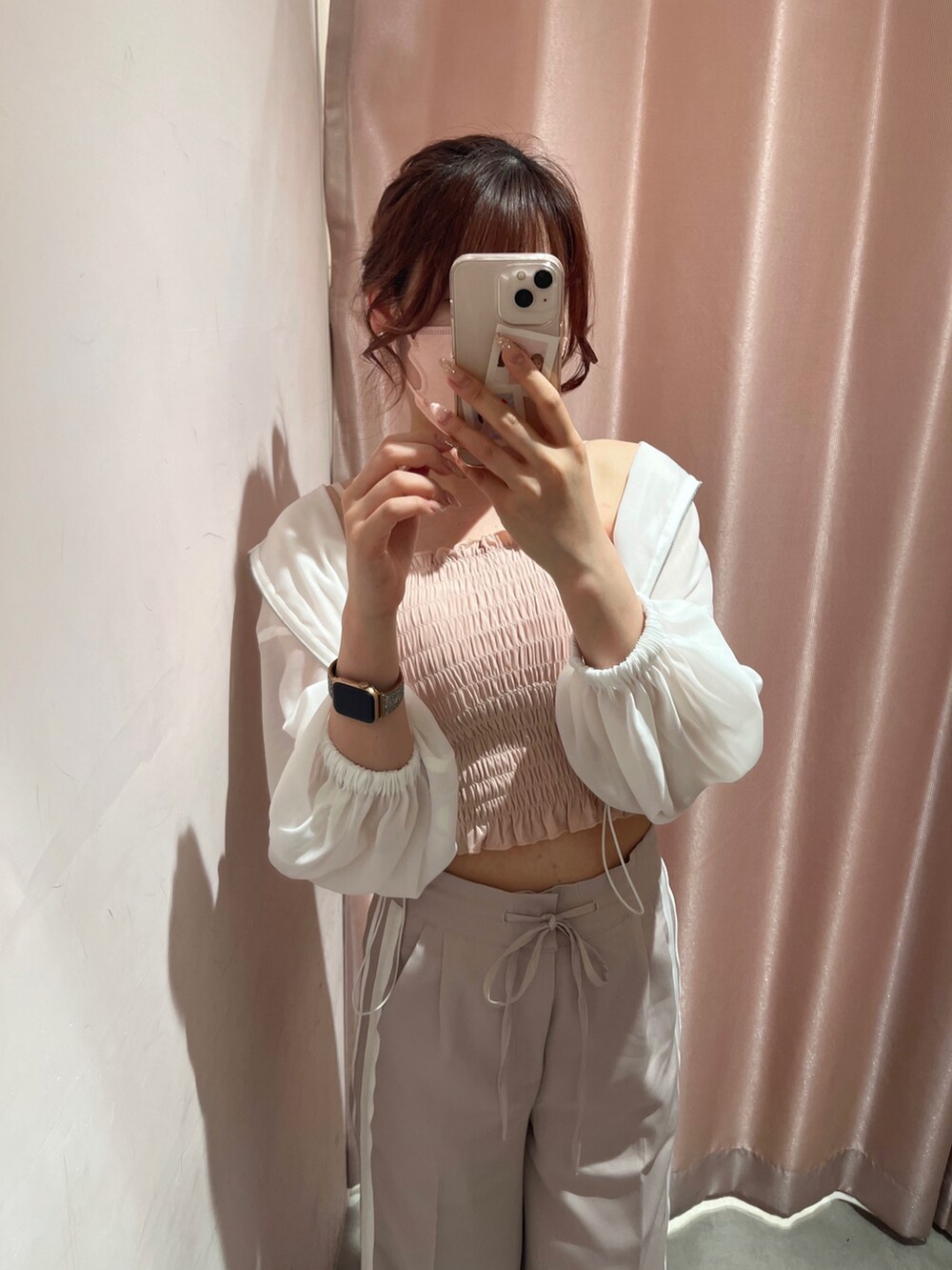 「オトナカジュアル、ラクチンコーデ、オトナ女子、パンツコーデ、カジュアル、ラフコーデ、淡色コーデ、高身長コーデ、高身長女子、骨格ナチュラル、ナイスクラップ、nice claup、マウンテンパーカー、シアー、スウェットパンツ」｜「one after another NICE CLAUPのシアーボリュームショートマウンテンパーカー（マウンテンパーカー、ホワイト系）」を使った、なぎなぎさん（レディース・164cm）の春コーディネートの2枚目の写真