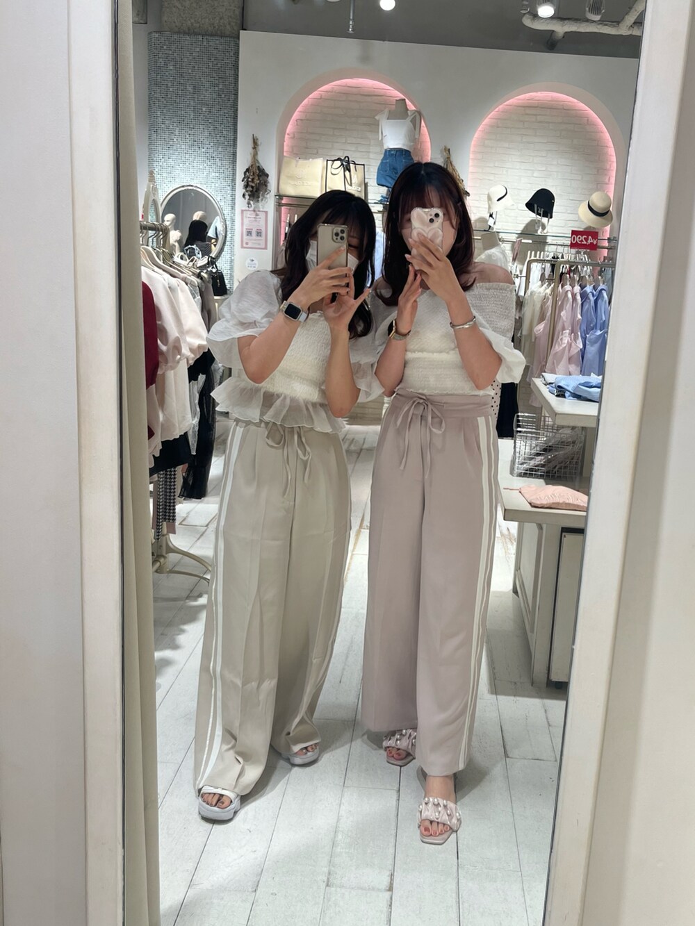 「夏ファッション、オトナカジュアル、休日コーデ、大人女子、大人可愛い、ナイスクラップ、nice claup、スラックス、オフショル、オフショルブラウス、高身長女子、高身長コーデ、骨格ナチュラル、ワイドパンツ、大人カジュアル」｜「one after another NICE CLAUPのシャーリングオフショル（シャツ/ブラウス、ホワイト系）」を使った、なぎなぎさん（レディース・164cm）の夏コーディネートの2枚目の写真