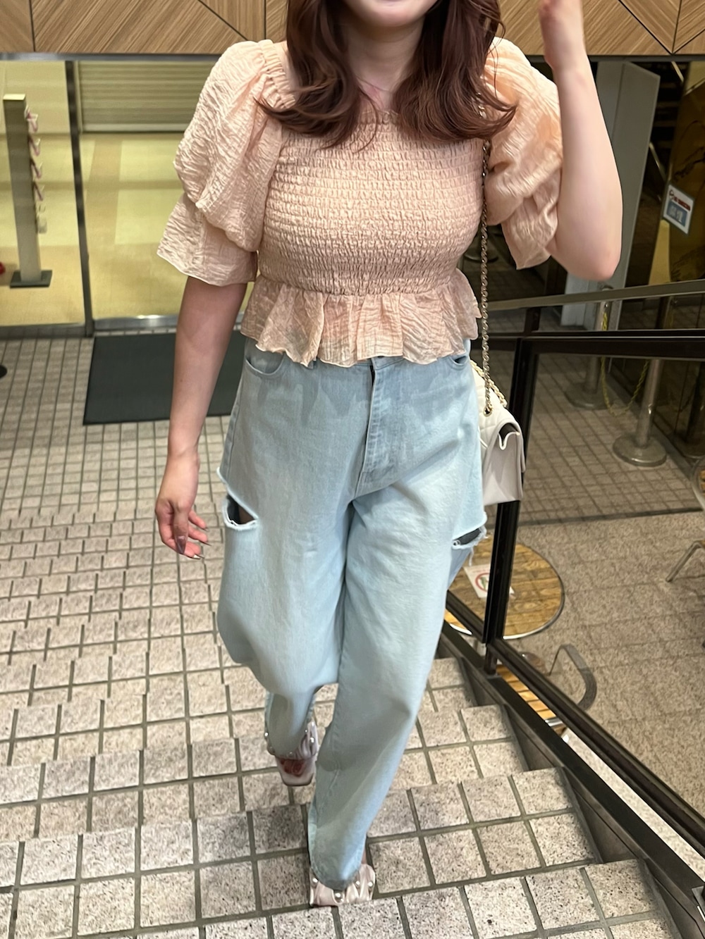 「初夏コーデ、パンツスタイル、デニムパンツ、デニム、ブラウス、シャーリング、ピンク、サンダル、ナイスクラップ、nice claup、高身長女子、高身長コーデ、骨格ナチュラル、オフショル、大人ガーリー」｜「one after another NICE CLAUPのオフショルにもなる/シャーリングブラウス（シャツ/ブラウス、ピンク系）」を使った、なぎなぎさん（レディース・164cm）の夏コーディネートの3枚目の写真