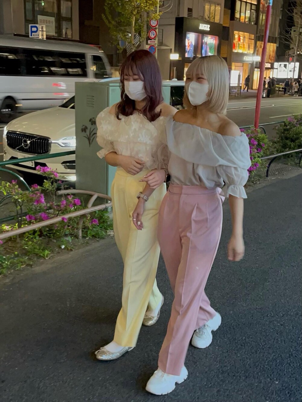 「春、大人カジュアル、春服、キレイめ、シンプル、ブラウス、スラックス、骨格ナチュラル、高身長女子、高身長コーデ、ナイスクラップ、nice claup、ピンク、イエロー、バレーシューズ」|「one after another NICE CLAUPのオーガンオフショルブラウス(シャツ/ブラウス、ホワイト系)」を使った、なぎなぎさん(レディース・164cm)の春コーディネートの2枚目の写真