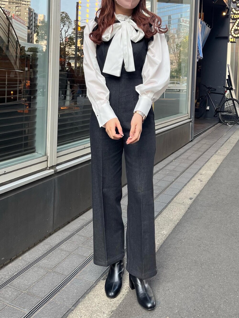 「オトナ女子、カジュアル、大人コーデ、高身長女子、デニム、ブーツ、ガーリーコーデ、サロペット、ボウタイブラウス、ブラウス、春コーデ、バレッタ、大人かわいい、ナイスクラップ、骨格ナチュラル」｜「one after another NICE CLAUPのN刺繍ボウタイブラウス　2023SS（シャツ/ブラウス、ホワイト系）」を使った、なぎなぎさん（レディース・164cm）の冬コーディネートの3枚目の写真