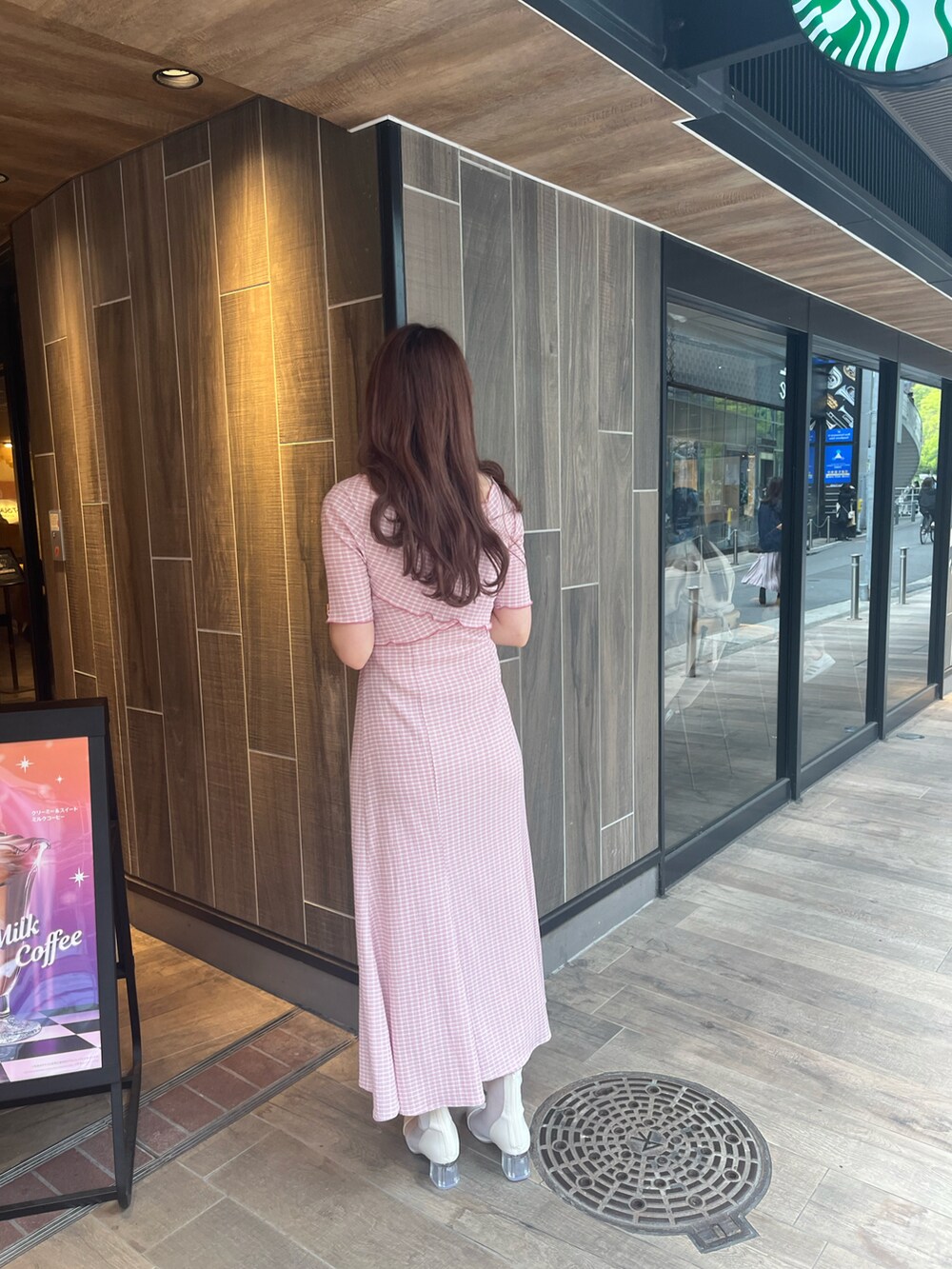 「大人コーデ、カジュアル、大人かわいい、春コーデ、ワンピーススタイル、ワンピース、骨格ナチュラル、ナイスクラップ、nice claup、高身長女子、高身長コーデ、肌見せ、キャミワンピ、ピンクコーデ、ピンク」｜「one after another NICE CLAUPのマルチWAYで着回せる。しぼしぼセットワンピース（ワンピース、ピンク系）」を使った、なぎなぎさん（レディース・164cm）の春コーディネートの3枚目の写真