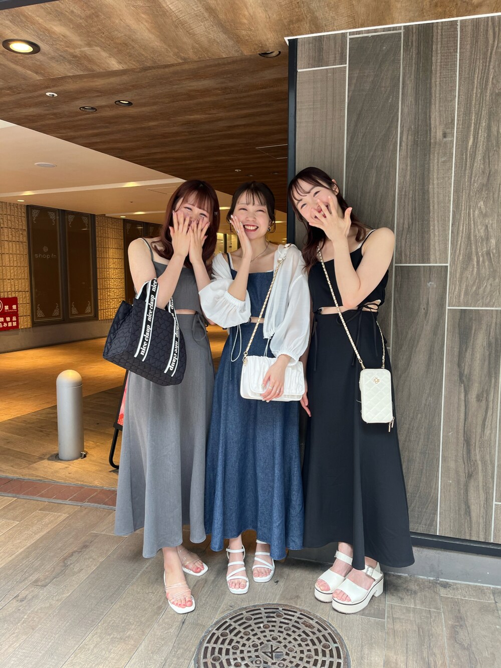 「夏コーデ、カジュアル、シンプルコーデ、高身長女子、春コーデ、マウンテンパーカー、シアー、ワンピース、ロングワンピース、ナイスクラップ、nice claup、ショルダーバッグ、トートバッグ、サンダル、デニムワンピース」|「one after another NICE CLAUPのハートキルティングミニトートバッグ(トートバッグ、ブラック系)」を使った、なぎなぎさん(レディース・164cm)の夏コーディネートの3枚目の写真