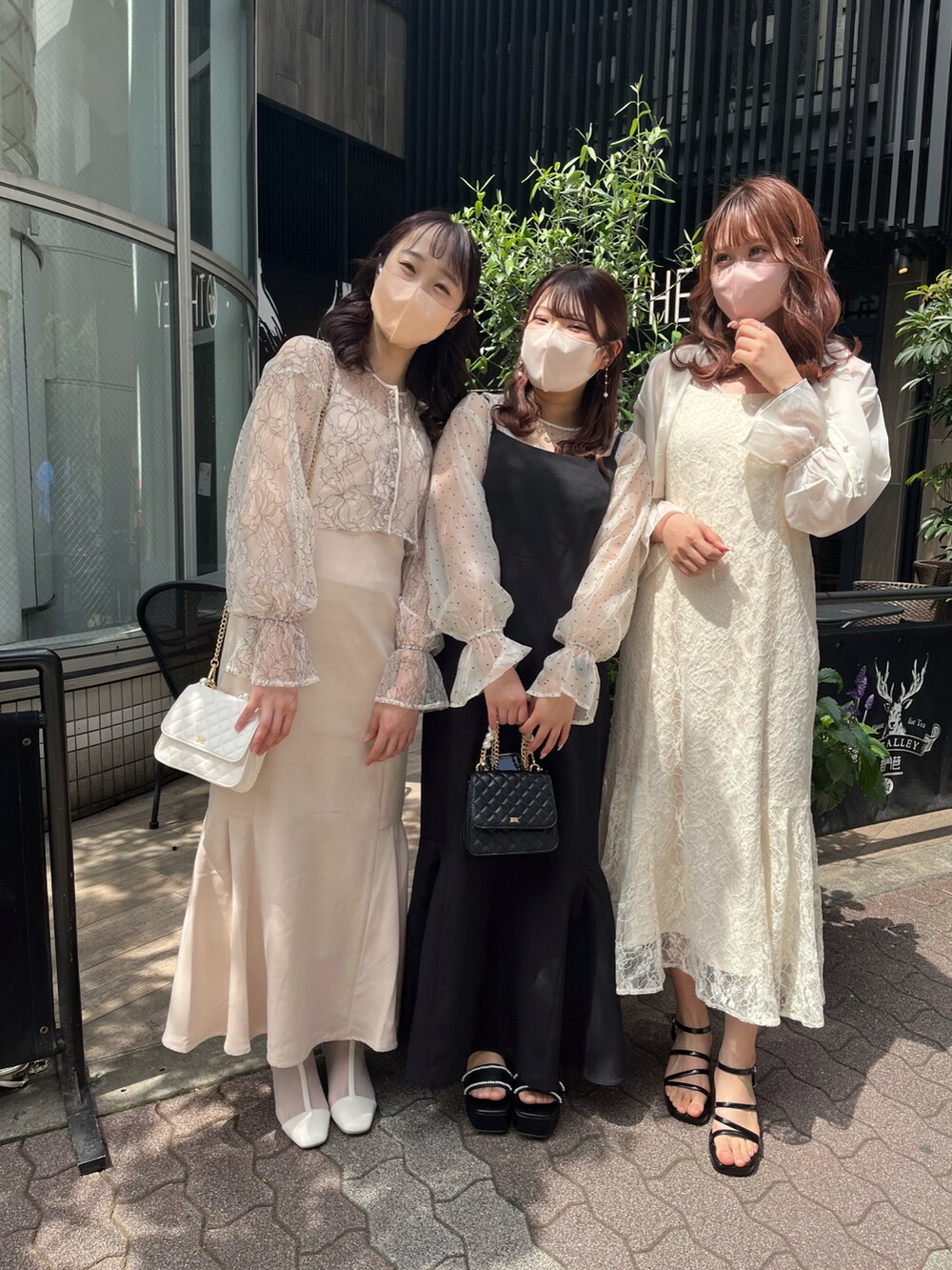 「休日コーデ、大人可愛い、ロングワンピース、ワンピース、キレイめ、大人かわいい、キャミワンピ、オケージョン、オケージョンワンピース、ナイスクラップ、nice claup、骨格ナチュラル、サンダル、レースワンピース」|「one after another NICE CLAUPの【one-piece collection】2wayボレロ×キャミワンピースセット(ワンピース、ブラック系)」を使った、なぎなぎさん(レディース・164cm)の春コーディネートの2枚目の写真