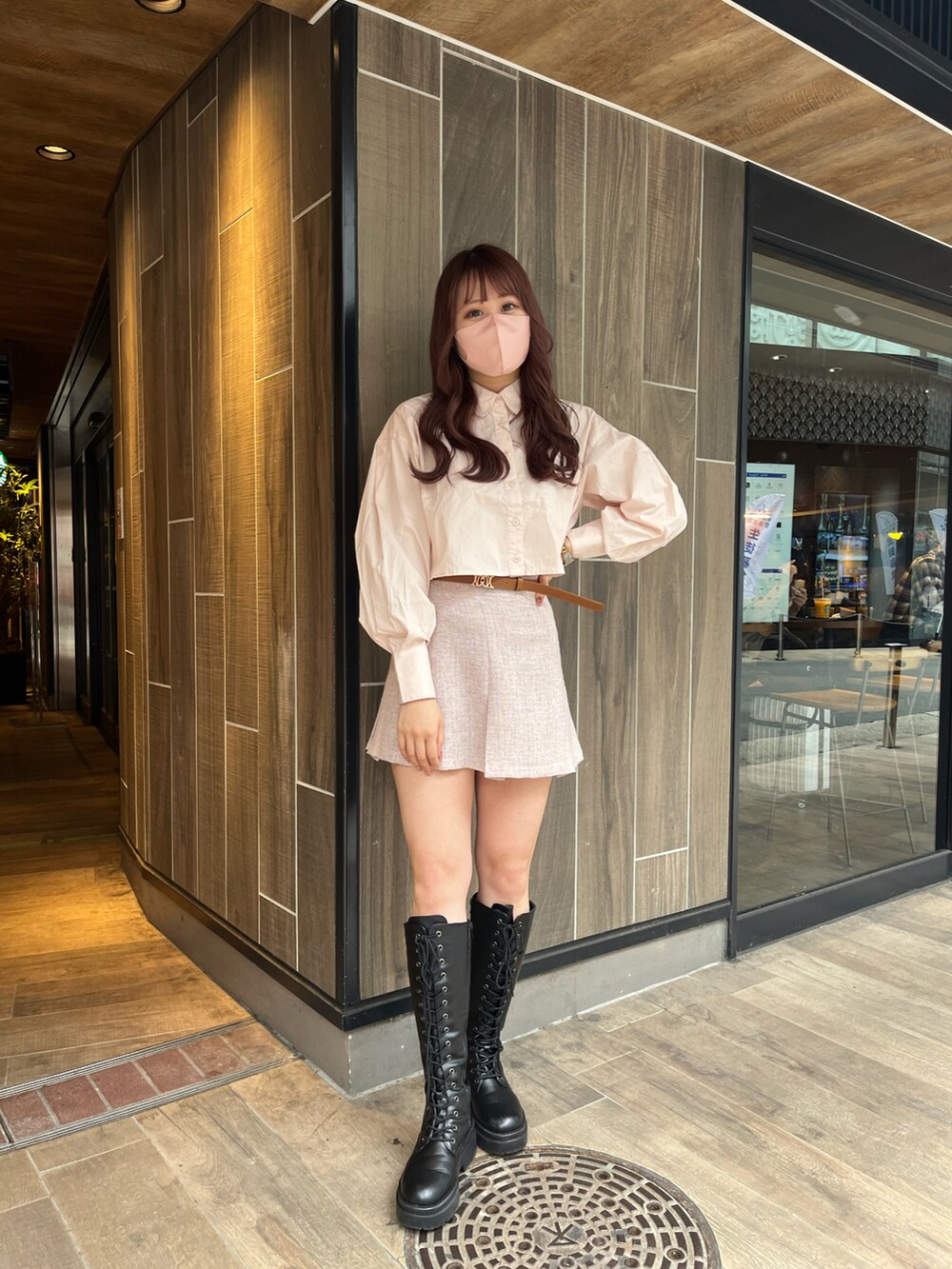 「大人カジュアル、シンプルコーデ、オトナカワイイ、シャツ、高身長女子、高身長コーデ、春服、ナイスクラップ、ピンクコーデ、ロングブーツ、ツイード、ワントーンコーデ」｜「one after another NICE CLAUPのワンポイント刺繍クロップドシャツ　2023SS（シャツ/ブラウス、ピンク系）」を使った、なぎなぎさん（レディース・164cm）の春コーディネートの3枚目の写真