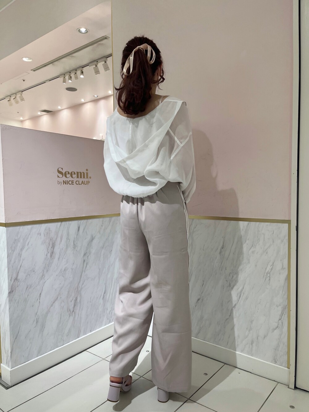 「オトナカジュアル、ラクチンコーデ、オトナ女子、パンツコーデ、カジュアル、ラフコーデ、淡色コーデ、高身長コーデ、高身長女子、骨格ナチュラル、ナイスクラップ、nice claup、マウンテンパーカー、シアー、スウェットパンツ」｜「one after another NICE CLAUPのシアーボリュームショートマウンテンパーカー（マウンテンパーカー、ホワイト系）」を使った、なぎなぎさん（レディース・164cm）の春コーディネートの4枚目の写真