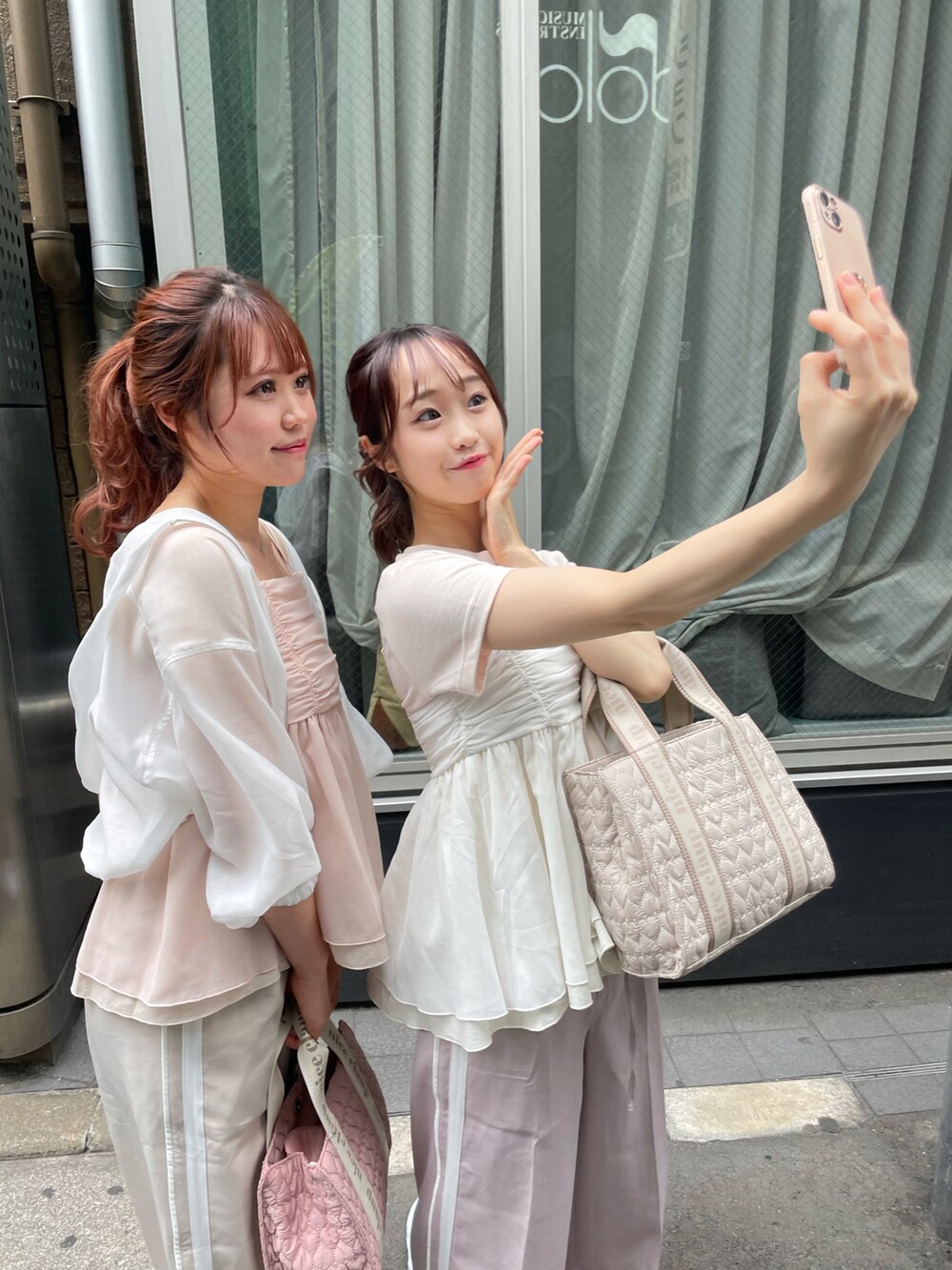 「休日コーデ、夏コーデ、オトナ女子、ガーリー、トートバッグ、大人ガーリー、ピンクコーデ、ホワイトコーデ、マウンテンパーカー、スウェット、スウェットパンツ、ナイスクラップ、nice claup、ビスチェ、サンダル」|「one after another NICE CLAUPのシアーボリュームショートマウンテンパーカー(マウンテンパーカー、ホワイト系)」を使った、なぎなぎさん(レディース・164cm)の春コーディネートの3枚目の写真