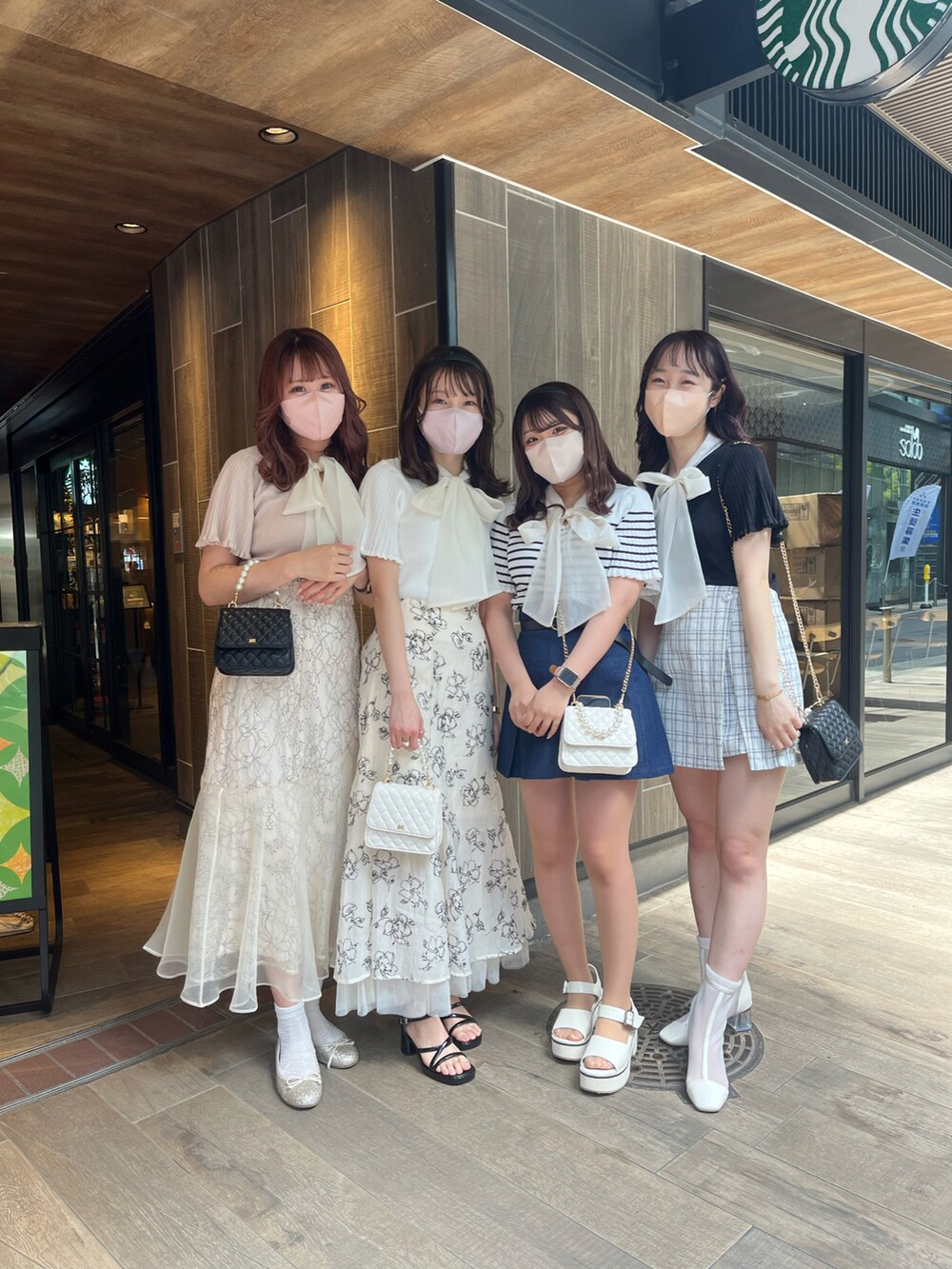 「休日コーデ、大人ガーリー、キレイめコーデ、オトナカワイイ、大人女子、ナイスクラップ、nice claup、骨格ナチュラル、高身長女子、高身長コーデ、リボン、マーメイドスカート、ミニスカート、サンダル、お揃いコーデ」|「one after another NICE CLAUPの前後2WAYベルスリーブボウタイニット(ニット/セーター、ピンク系)」を使った、なぎなぎさん(レディース・164cm)の春コーディネートの3枚目の写真