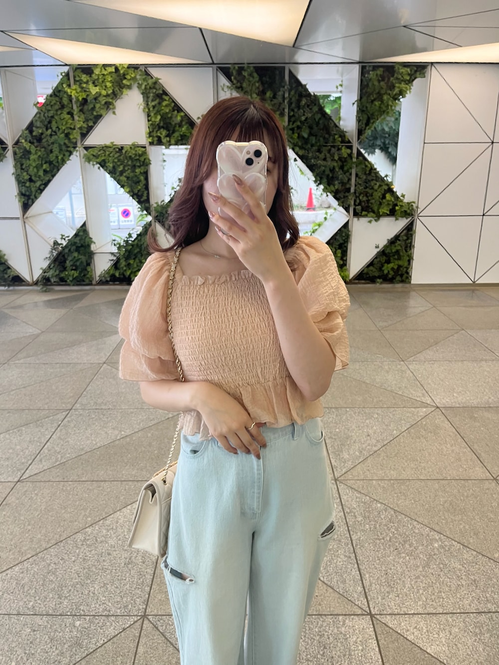 「初夏コーデ、パンツスタイル、デニムパンツ、デニム、ブラウス、シャーリング、ピンク、サンダル、ナイスクラップ、nice claup、高身長女子、高身長コーデ、骨格ナチュラル、オフショル、大人ガーリー」｜「one after another NICE CLAUPのオフショルにもなる/シャーリングブラウス（シャツ/ブラウス、ピンク系）」を使った、なぎなぎさん（レディース・164cm）の夏コーディネートの2枚目の写真