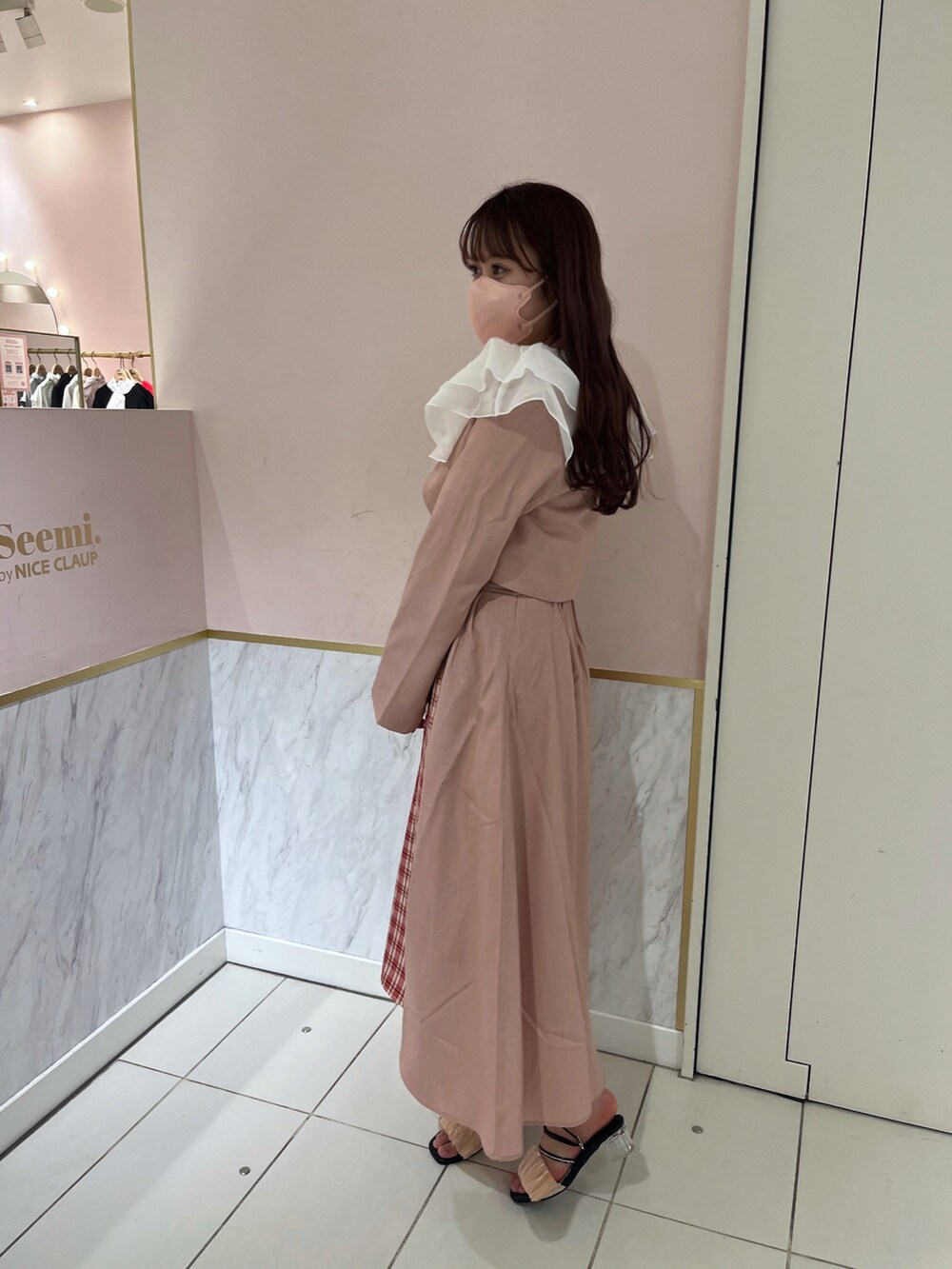 「春、オトナ女子、オトナカワイイ、キレイめコーデ、フェミニン、ピンクコーデ、ワントーンコーデ、ナイスクラップ、骨格ナチュラル、高身長女子、高身長コーデ、参戦服、ジャケット、ピンク、襟付きトップス」|「one after another NICE CLAUPの【スタッフ考案】ハートボタンショートジャケット(ノーカラージャケット、ピンク系)」を使った、なぎなぎさん(レディース・164cm)の春コーディネートの5枚目の写真