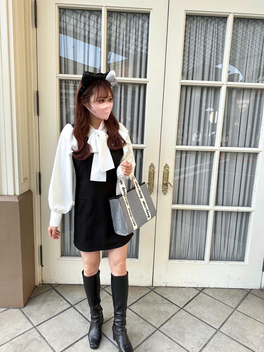 「きれいめコーディネート、モノトーン、大人コーデ、ワンピース、春コーデ、ユニバ、ユニバコーデ、ナイスクラップ、モノトーンコーデ、ボウタイブラウス、ミニワンピ、骨格ナチュラル、ロングブーツ」｜「one after another NICE CLAUPの1枚でコーディネートが決まる/ボウタイブラウス＋ジャンスカセット（ワンピース、ブラック系）」を使った、なぎなぎさん（レディース・164cm）の春コーディネートの3枚目の写真