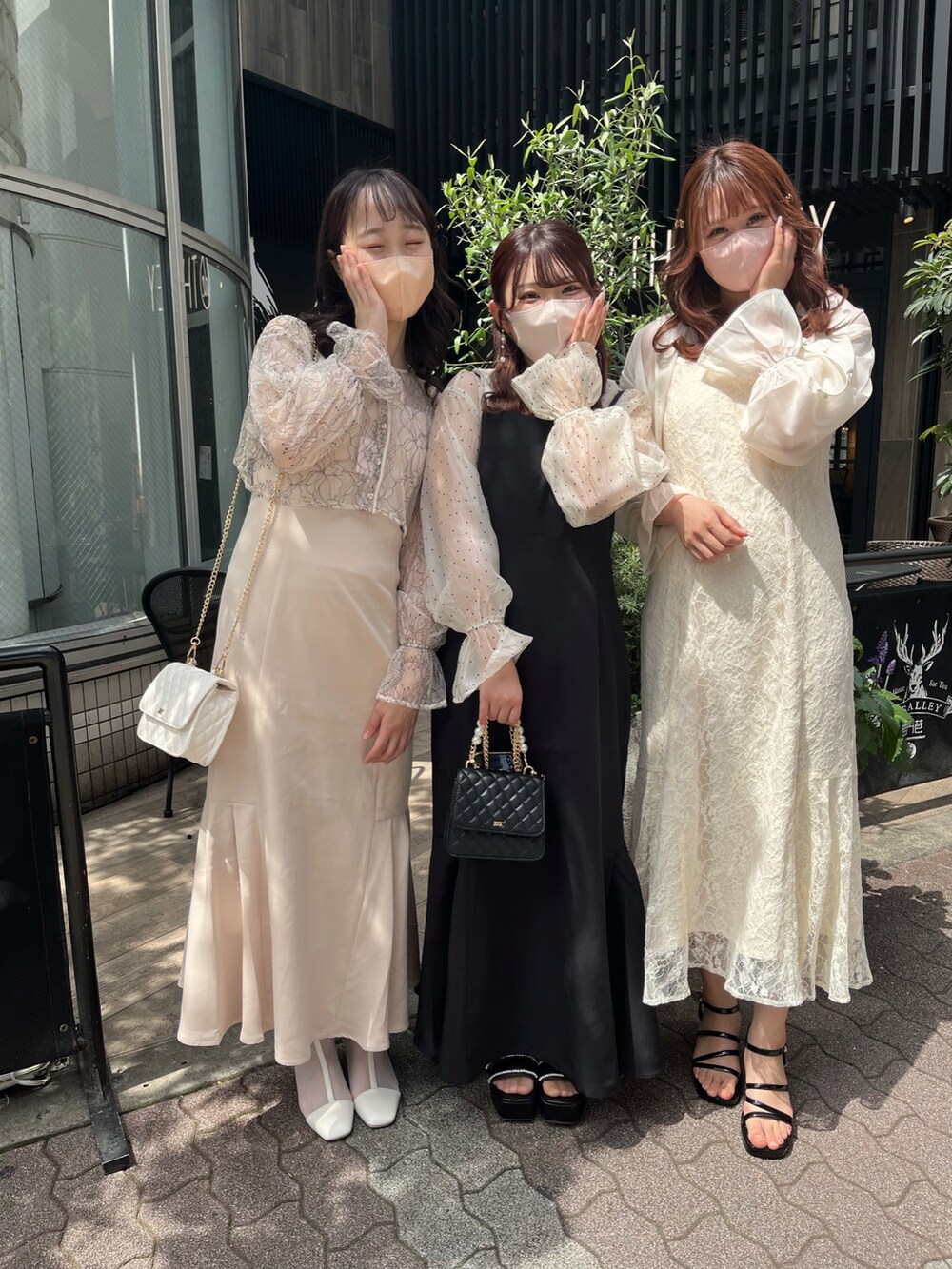 「休日コーデ、大人可愛い、ロングワンピース、ワンピース、キレイめ、大人かわいい、キャミワンピ、オケージョン、オケージョンワンピース、ナイスクラップ、nice claup、骨格ナチュラル、サンダル、レースワンピース」|「one after another NICE CLAUPの【one-piece collection】2wayボレロ×キャミワンピースセット(ワンピース、ブラック系)」を使った、なぎなぎさん(レディース・164cm)の春コーディネートの3枚目の写真