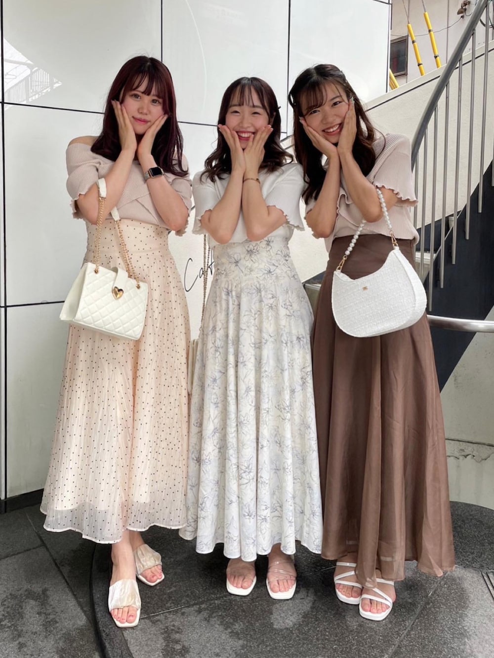 「夏コーデ、大人かわいい、キレイめ、シンプル、ガーリー、フレアスカート、サマーニット、サンダル、ナイスクラップ、nice claup、トートバッグ、高身長女子、高身長コーデ、骨格ナチュラル、ドット」|「one after another NICE CLAUPのカシュクールメローニット(ニット/セーター、ベージュ系)」を使った、なぎなぎさん(レディース・164cm)の夏コーディネートの2枚目の写真