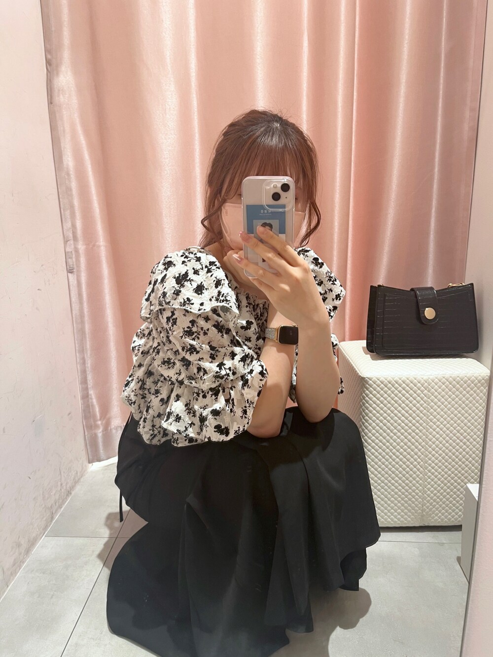 「春服コーデ、オトナ女子、高身長女子、春夏コーデ、高身長コーデ、ガーリーコーデ、骨格ナチュラル、ナイスクラップ、モノトーン、モノトーンコーデ、マーメイドスカート、オフショル、オフショルブラウス、ブラックコーデ、ブラック」｜「one after another NICE CLAUPのヘルシーな肌見せ。2wayオフショルブラウス（シャツ/ブラウス、ブラック系）」を使った、なぎなぎさん（レディース・164cm）の春コーディネートの4枚目の写真