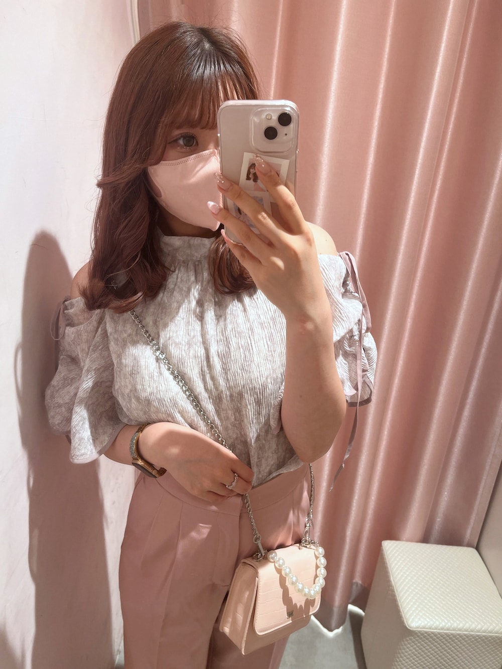 「春、春夏コーデ、サンダル、キャミワンピ、ピンクコーデ、ピンク、ノベルティ、ナイスクラップ、nice claup、骨格ナチュラル、高身長女子、高身長コーデ、肌見せ、スラックス」｜「one after another NICE CLAUPの肩あきマルチwayブラウス（シャツ/ブラウス、グレー系）」を使った、なぎなぎさん（レディース・164cm）の春コーディネートの4枚目の写真