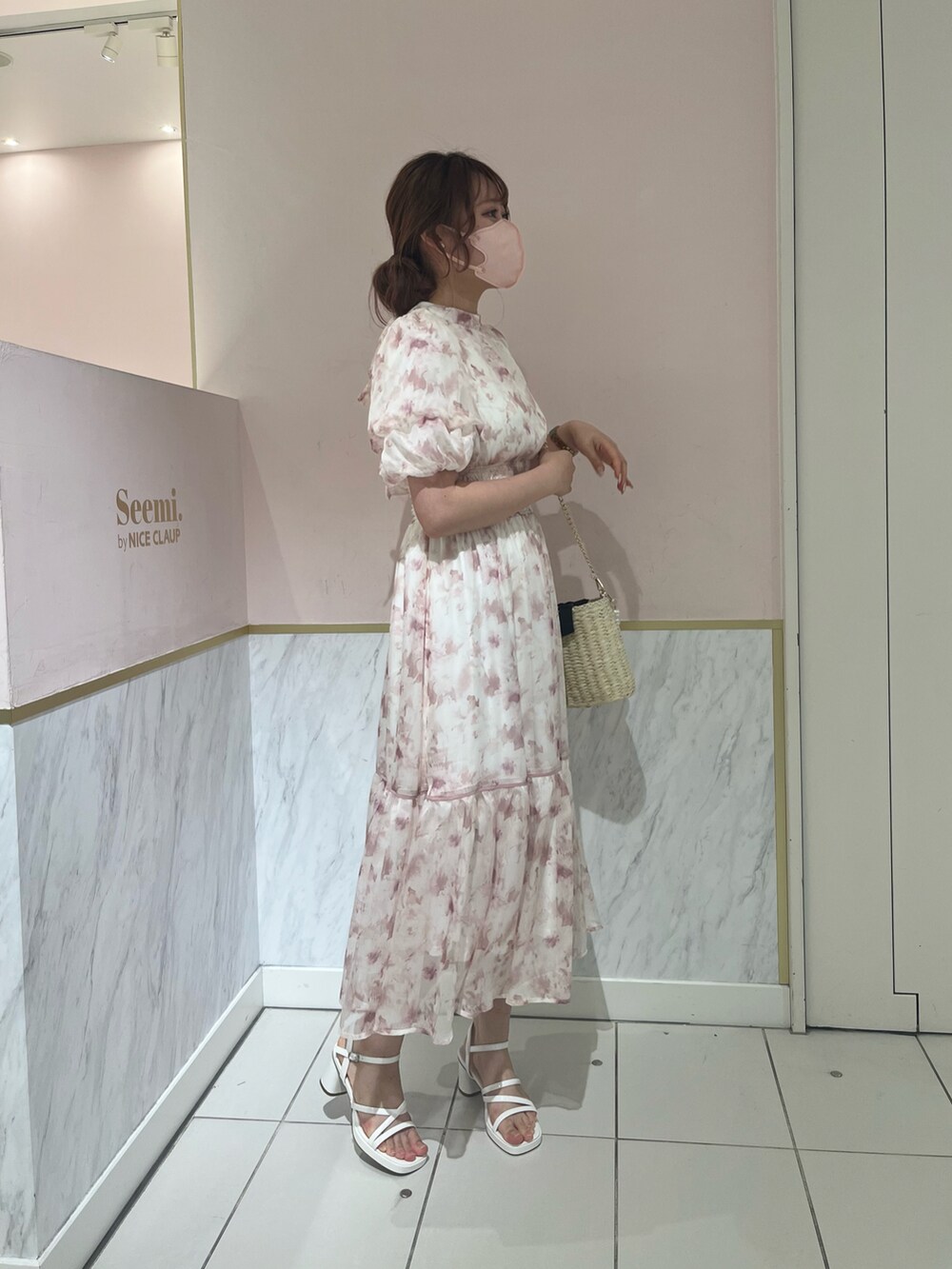 「春夏コーデ、大人コーデ、大人かわいい、大人ガーリー、ロングワンピース、ワンピース、花柄、かごバッグ、サンダル、骨格ナチュラル、高身長女子、高身長コーデ、ナイスクラップ、nice claup、ピンクコーデ」｜「one after another NICE CLAUPの前後２WAYボウタイロングワンピース（ワンピース、ピンク系）」を使った、なぎなぎさん（レディース・164cm）の春コーディネートの3枚目の写真