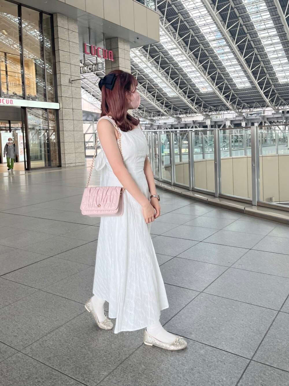 「夏コーデ、ミニバッグ、大人ガーリー、ショルダーバッグ、キレイめコーデ、大人女子、大人かわいい、骨格ナチュラル、高身長女子、高身長コーデ、ナイスクラップ、nice claup、ロングワンピース、ワンピース、ホワイトコーデ」｜「one after another NICE CLAUPのバックリボン/フレアジャンスカ（ワンピース、ホワイト系）」を使った、なぎなぎさん（レディース・164cm）の春コーディネートの3枚目の写真