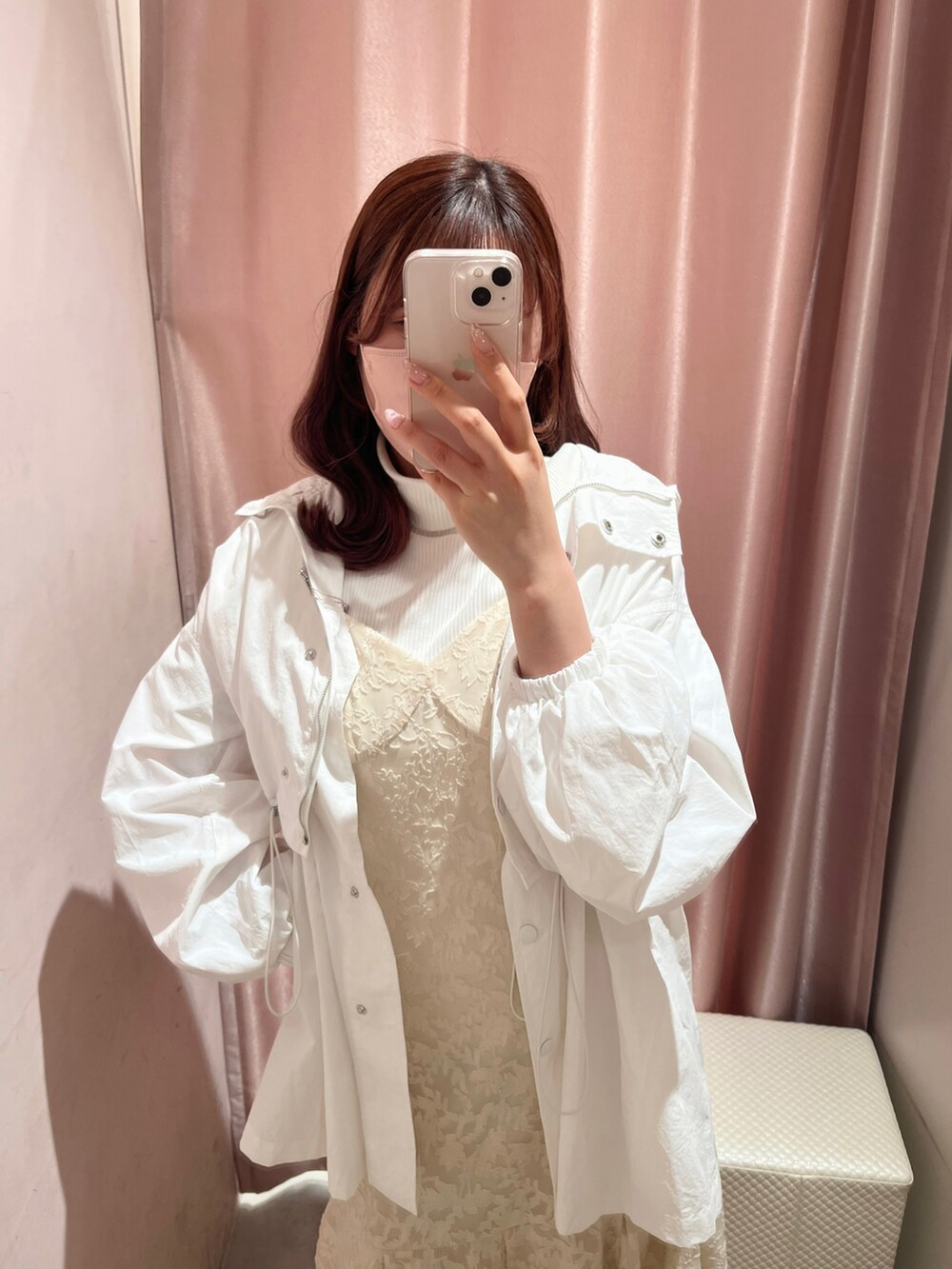 「春コーデ、オトナ女子、お出かけコーデ、大人女子、春、ホワイトコーデ、マンパ、マウンテンパーカー、キャミワンピ、ナイスクラップ、nice claup、高身長女子、高身長コーデ」｜「one after another NICE CLAUPのショートにもジレにもなる/マルチウェイマウンテンパーカー（マウンテンパーカー、ホワイト系）」を使った、なぎなぎさん（レディース・164cm）の春コーディネートの3枚目の写真