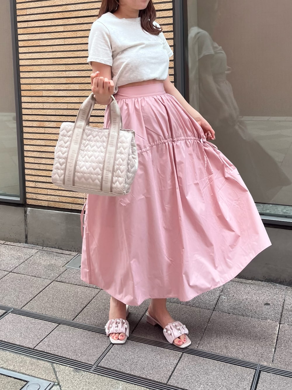 「夏コーデ、お出かけコーデ、休日スタイル、ラクチンコーデ、シンプルコーデ、オトナ女子、ロングスカート、トートバッグ、サンダル、ピンク、ナイスクラップ、Tシャツ、nice claup、高身長女子、高身長コーデ」｜「one after another NICE CLAUPのサイドリボンボリュームスカート（スカート、ピンク系）」を使った、なぎなぎさん（レディース・164cm）の夏コーディネートの3枚目の写真
