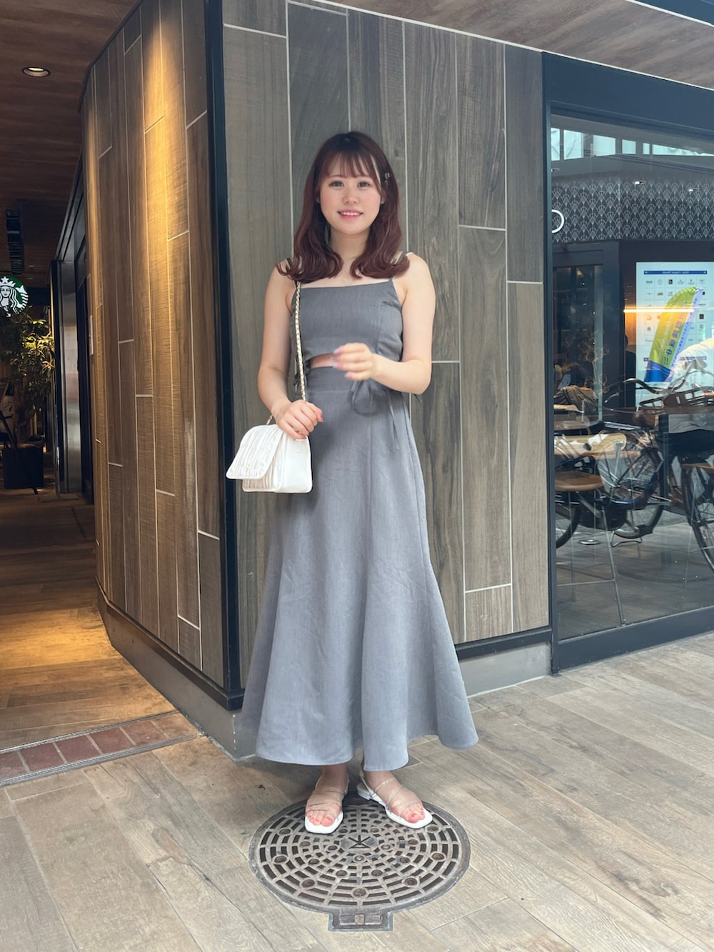 「キレイめカジュアル、大人かわいい、ロングワンピース、キレイめコーデ、夏コーデ、ワンピースコーデ、ミニバッグ、サンダルコーデ、サンダル、ワンピース、ナイスクラップ、nice claup、骨格ナチュラル、高身長女子、高身長コーデ」｜「one after another NICE CLAUPのマルチwayキャミワンピース（ワンピース、グレー系）」を使った、なぎなぎさん（レディース・164cm）の春コーディネートの2枚目の写真