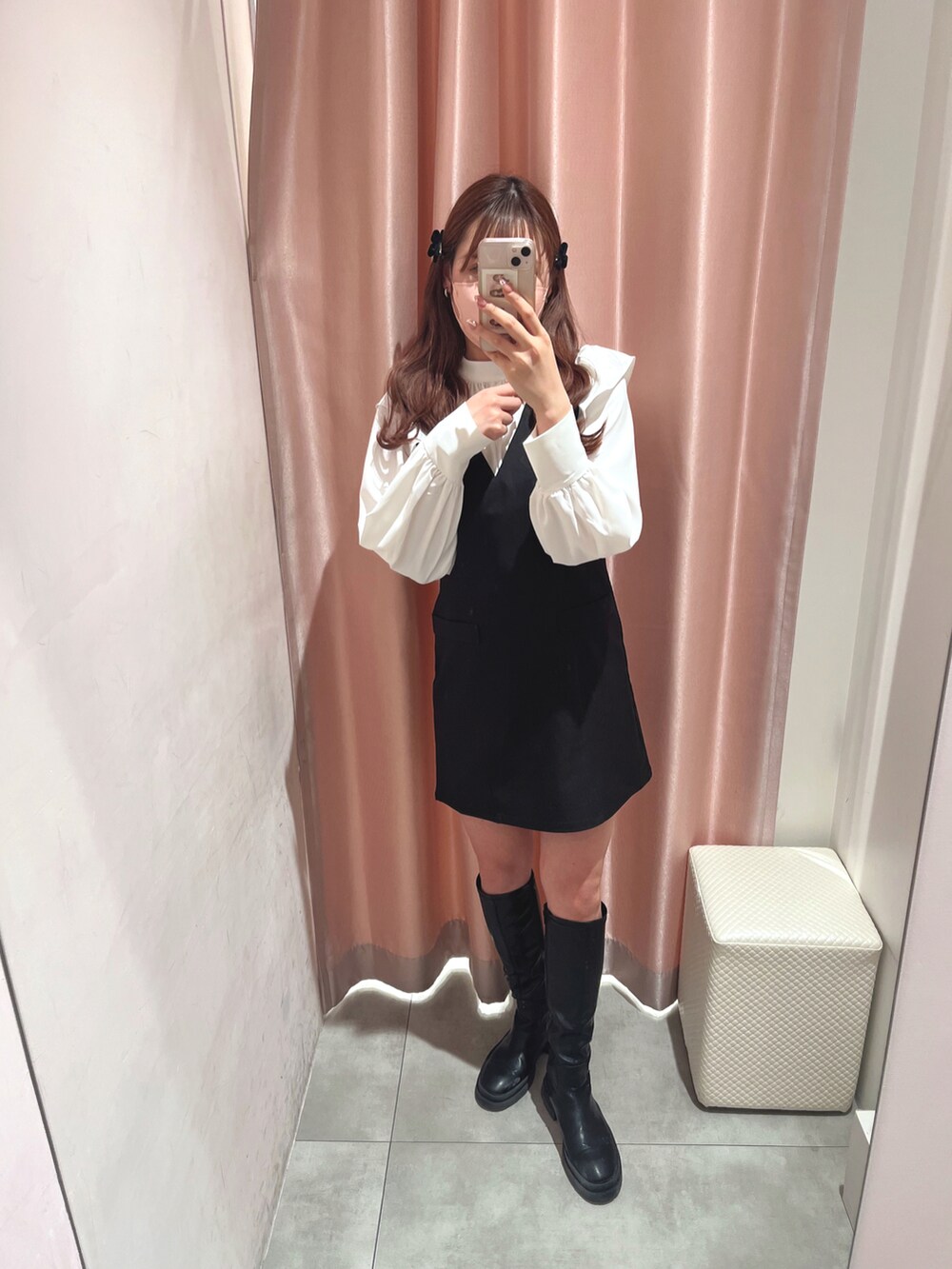 「キレイめ、オトナカワイイ、春服、キャミワンピ、デートコーデ、モノトーン、モノトーンコーデ、ボウタイブラウス、ブラウス、ロングブーツ、ナイスクラップ、骨格ナチュラル、ミニワンピ、ワンピース」｜「one after another NICE CLAUPの1枚でコーディネートが決まる/ボウタイブラウス＋ジャンスカセット（ワンピース、ブラック系）」を使った、なぎなぎさん（レディース・164cm）の春コーディネートの3枚目の写真