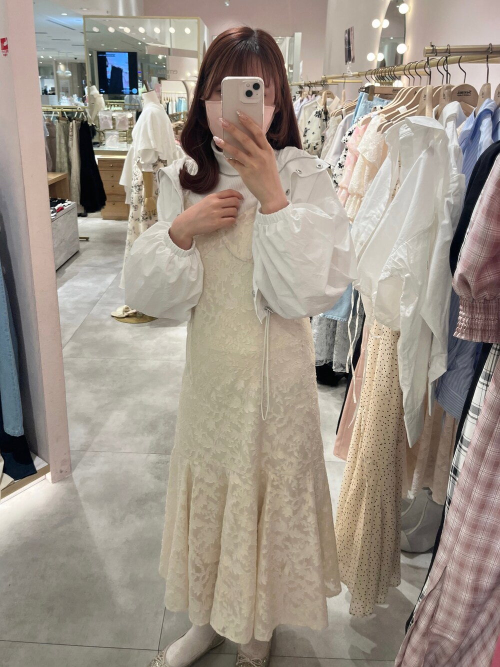 「春コーデ、オトナ女子、お出かけコーデ、大人女子、春、ホワイトコーデ、マンパ、マウンテンパーカー、キャミワンピ、ナイスクラップ、nice claup、高身長女子、高身長コーデ」｜「one after another NICE CLAUPのショートにもジレにもなる/マルチウェイマウンテンパーカー（マウンテンパーカー、ホワイト系）」を使った、なぎなぎさん（レディース・164cm）の春コーディネートの2枚目の写真
