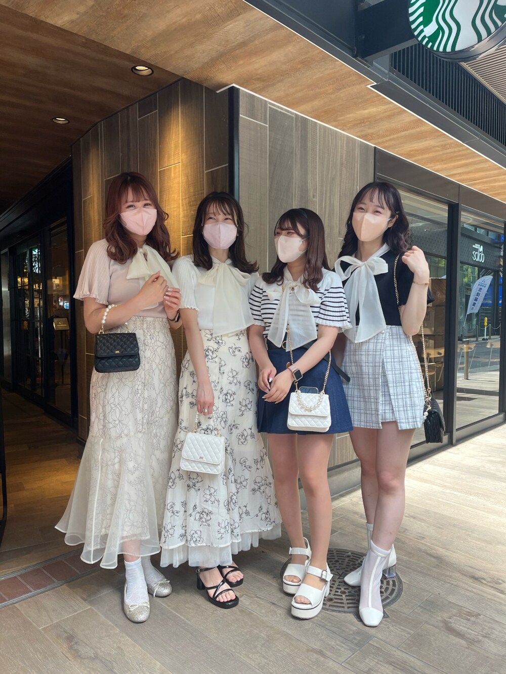 「休日コーデ、大人ガーリー、キレイめコーデ、オトナカワイイ、大人女子、ナイスクラップ、nice claup、骨格ナチュラル、高身長女子、高身長コーデ、リボン、マーメイドスカート、ミニスカート、サンダル、お揃いコーデ」|「one after another NICE CLAUPの前後2WAYベルスリーブボウタイニット(ニット/セーター、ピンク系)」を使った、なぎなぎさん(レディース・164cm)の春コーディネートの2枚目の写真