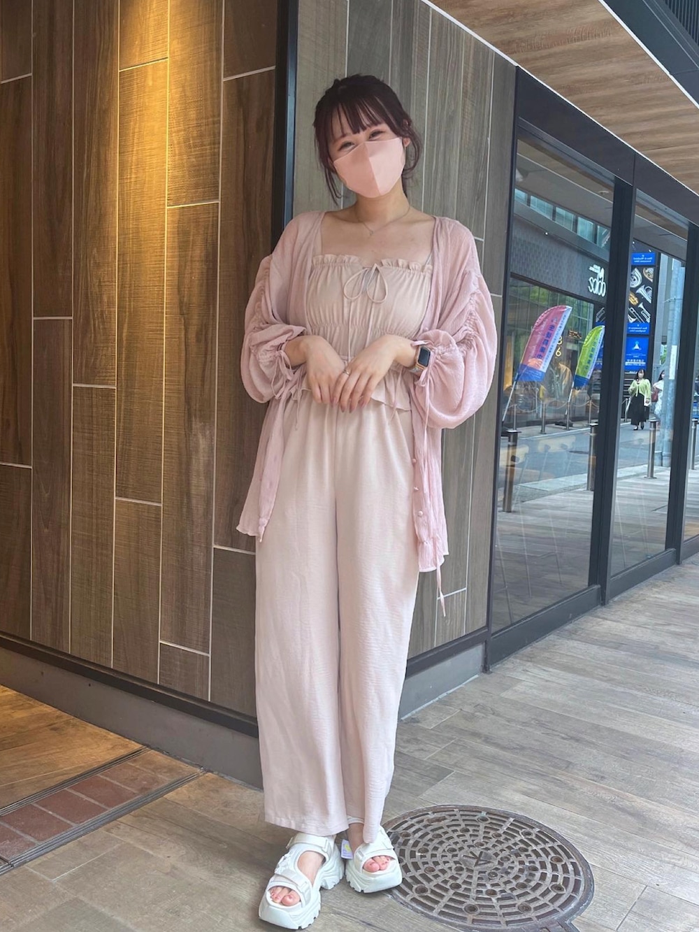 「オトナカジュアル、お出かけコーデ、骨格ナチュラル、高身長女子、高身長コーデ、ピンクコーデ、nice claup、ナイスクラップ、サンダル、サロペット、オールインワン、シアー、羽織り、お団子ヘアー、ラフコーデ」|「one after another NICE CLAUPの袖ドロストシアープリーツブラウス(シャツ/ブラウス、ピンク系)」を使った、なぎなぎさん(レディース・164cm)の夏コーディネートの3枚目の写真