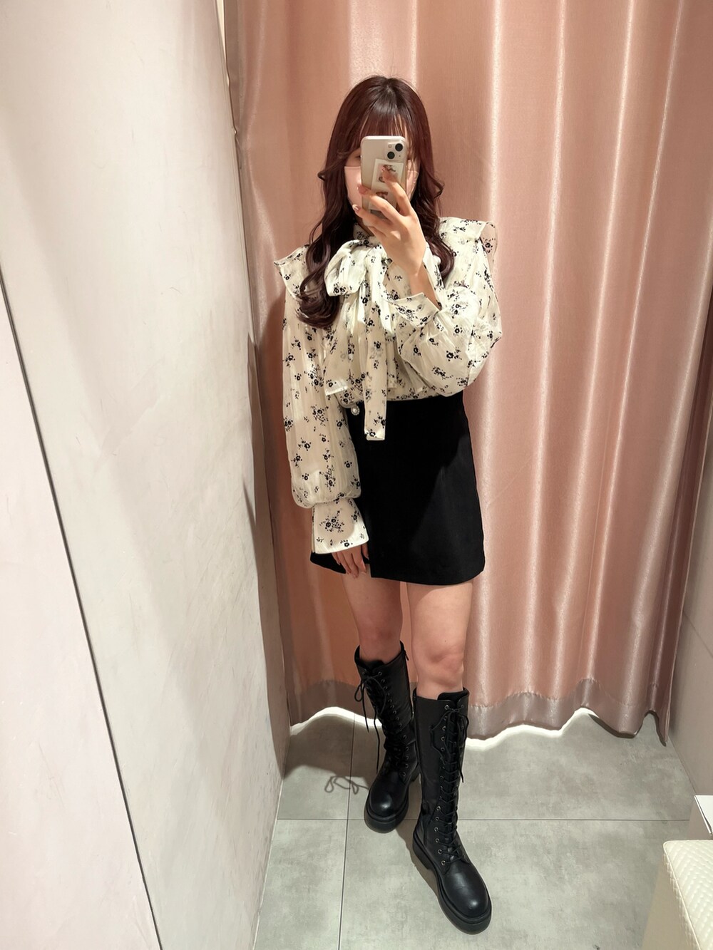 「春、春コーデ、オトナ女子、大人コーデ、きれいめコーディネート、モノトーンコーデ、ナイスクラップ、ブラウス、花柄、ミニスカート、ロングブーツ、ボウタイブラウス、高身長女子、高身長コーデ」｜「one after another NICE CLAUPの【襟取り外し可能】マルチウェイリボンブラウス（シャツ/ブラウス、ベージュ系）」を使った、なぎなぎさん（レディース・164cm）の春コーディネートの2枚目の写真