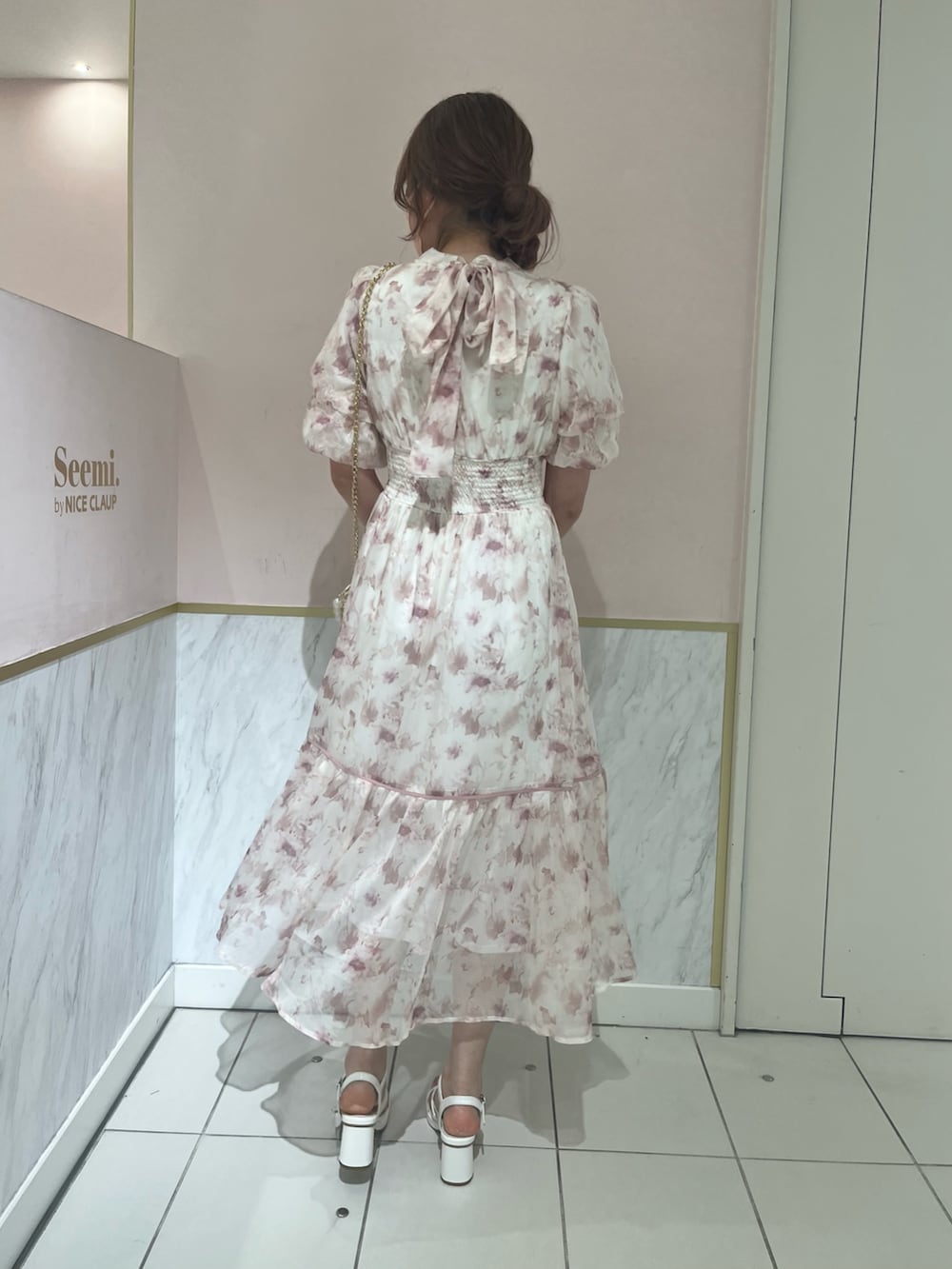 「春夏コーデ、大人コーデ、大人かわいい、大人ガーリー、ロングワンピース、ワンピース、花柄、かごバッグ、サンダル、骨格ナチュラル、高身長女子、高身長コーデ、ナイスクラップ、nice claup、ピンクコーデ」｜「one after another NICE CLAUPの前後２WAYボウタイロングワンピース（ワンピース、ピンク系）」を使った、なぎなぎさん（レディース・164cm）の春コーディネートの4枚目の写真