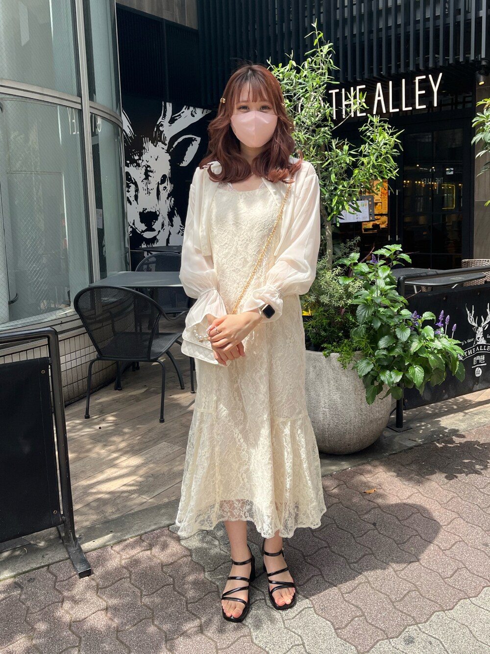 「春夏コーデ、オトナ女子、ワンピーススタイル、ワンピース、淡色女子、ガーリーコーデ、大人ガーリー、大人かわいい、ホワイトコーデ、キャミワンピ、シアーシャツ、サンダル、ナイスクラップ、nice claup、高身長女子」｜「one after another NICE CLAUPのオケージョンでも着られる/ブラウスセットワンピース（ワンピース/ドレス、ホワイト系）」を使った、なぎなぎさん（レディース・164cm）の春コーディネートの3枚目の写真