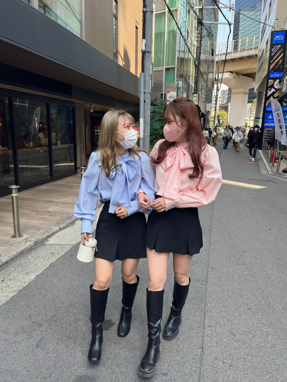 「春、春コーデ、大人かわいい、春カラー、大人ガーリー、ブラウス、ボウタイブラウス、ナイスクラップ、高身長女子、高身長コーデ、ミニスカート、ロングブーツ」|「one after another NICE CLAUPのヴィンテージガーリーなスタイリングに/刺繍ボウタイブラウス(シャツ/ブラウス、ピンク系)」を使った、なぎなぎさん(レディース・164cm)の春コーディネートの3枚目の写真