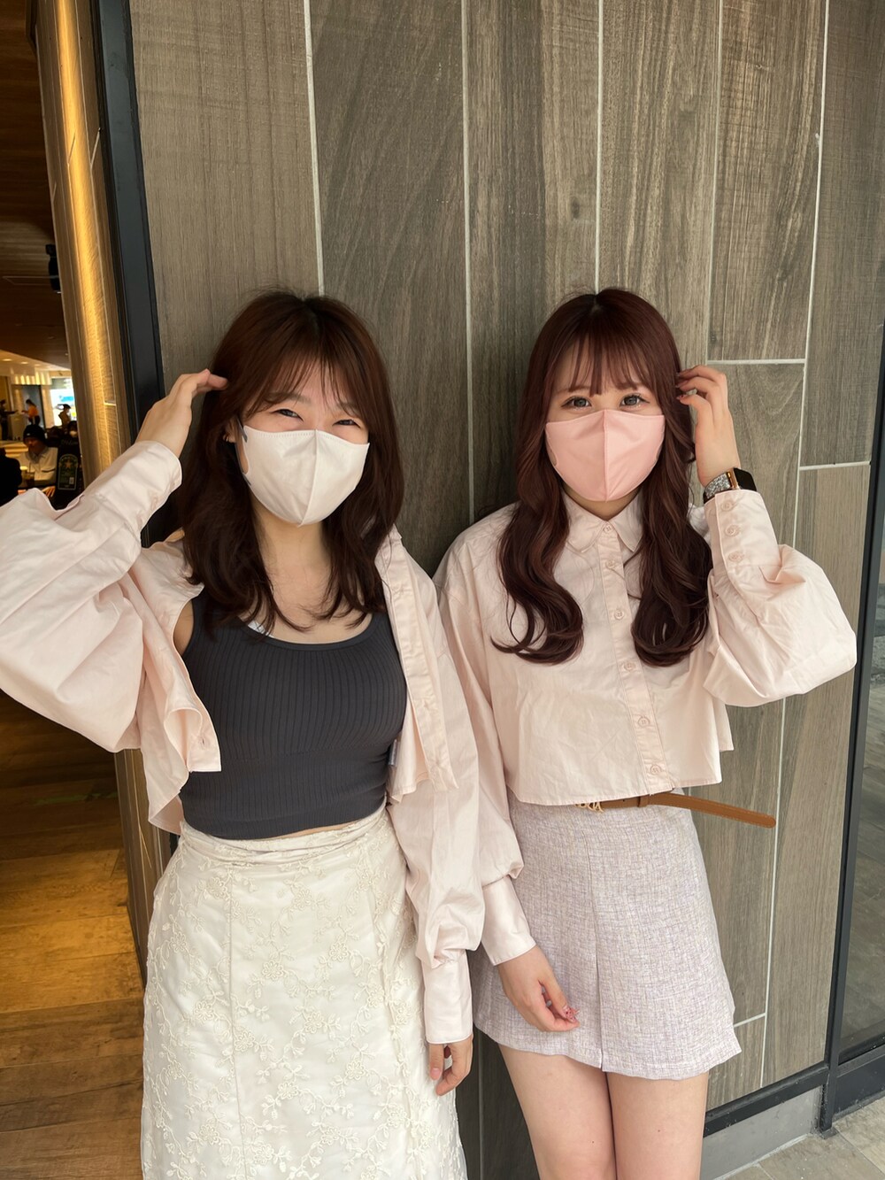 「春カラー、オトナ女子、カジュアルコーデ、春コーデ、シンプルスタイル、春、淡色コーデ、骨格ナチュラル、着回しコーデ、高身長女子、高身長コーデ、ナイスクラップ、ピンクコーデ、シャツスタイル、シャツ」|「one after another NICE CLAUPのワンポイント刺繍クロップドシャツ 2023SS(シャツ/ブラウス、ピンク系)」を使った、なぎなぎさん(レディース・164cm)の春コーディネートの2枚目の写真