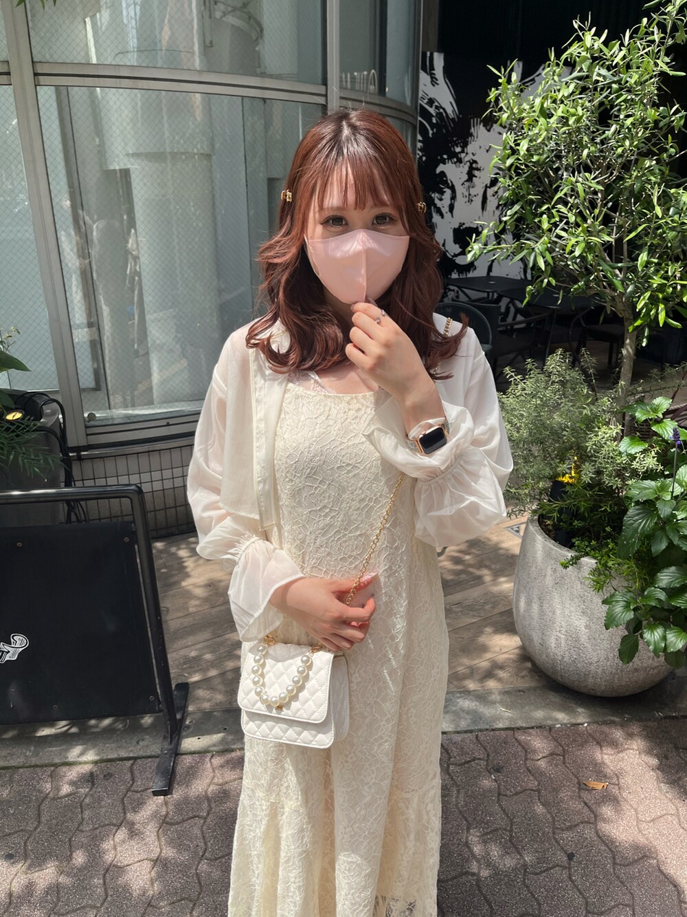 「春夏コーデ、オトナ女子、ワンピーススタイル、ワンピース、淡色女子、ガーリーコーデ、大人ガーリー、大人かわいい、ホワイトコーデ、キャミワンピ、シアーシャツ、サンダル、ナイスクラップ、nice claup、高身長女子」｜「one after another NICE CLAUPのオケージョンでも着られる/ブラウスセットワンピース（ワンピース/ドレス、ホワイト系）」を使った、なぎなぎさん（レディース・164cm）の春コーディネートの2枚目の写真